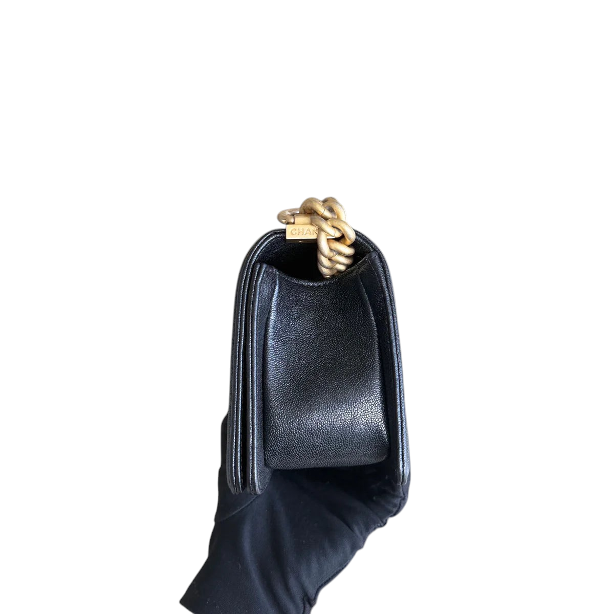Luxury Evermore Chanel Boy Small 20cm 黑色鱼子酱皮菱格纹手袋，配有金色链条肩带，侧面视角
