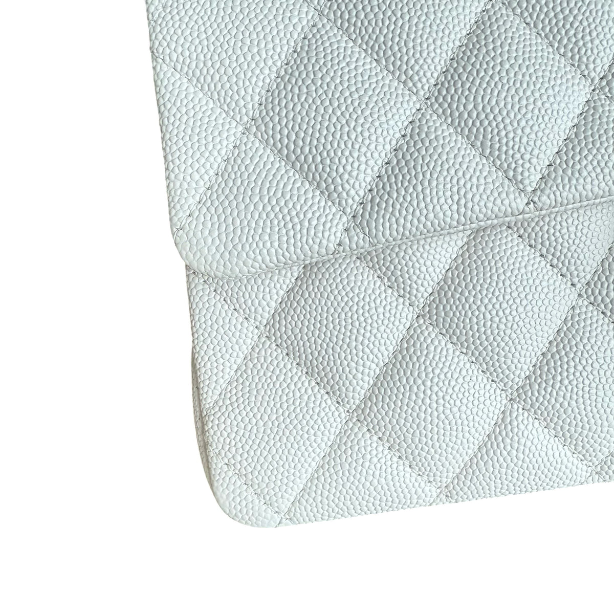 Luxury Evermore Chanel Classic Flap 中号白色鱼子酱皮菱格纹手袋，展示精致的绗缝细节