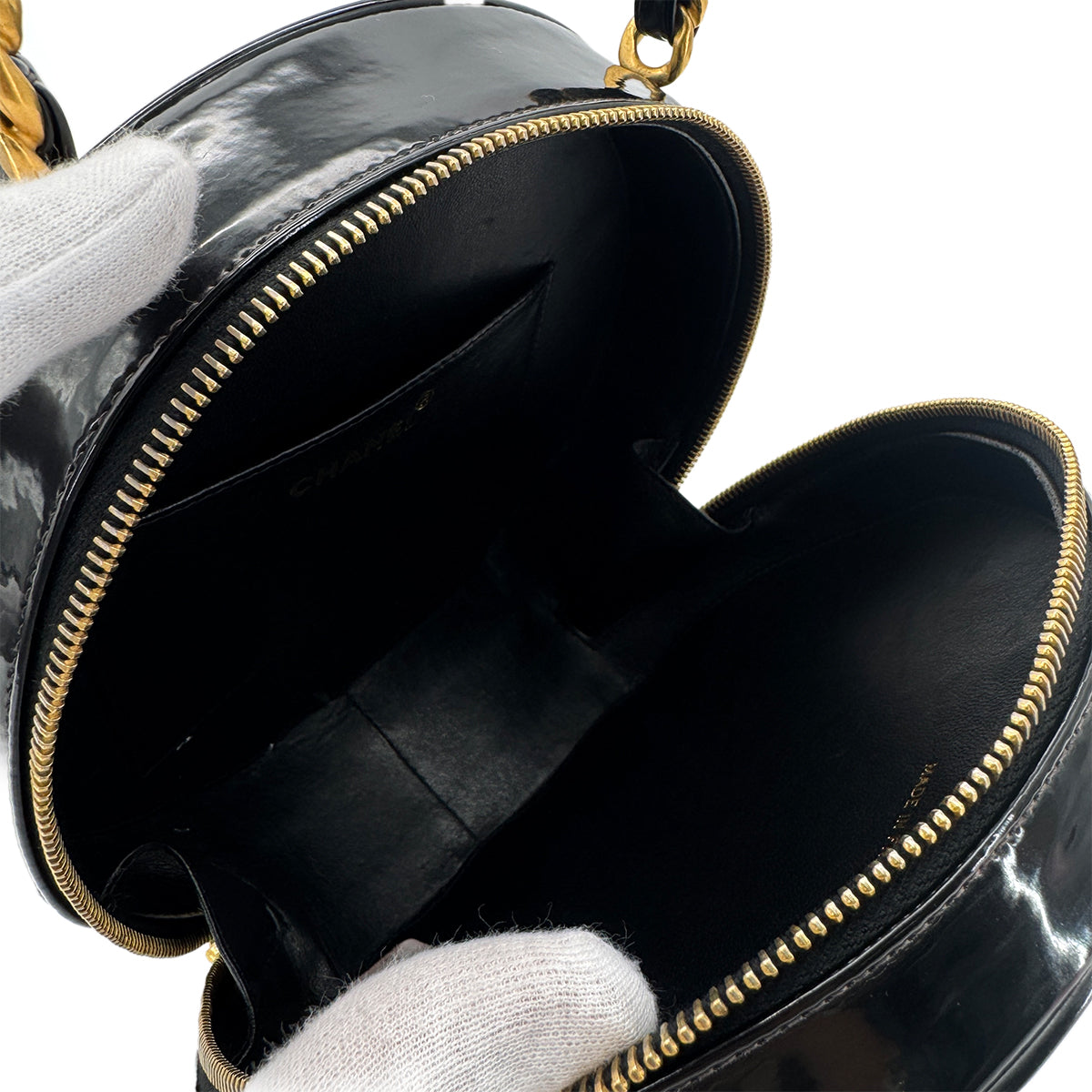 CHANEL VINTAGE ROUND VANITY HAND BAG BLACK ENAMEL 90298334