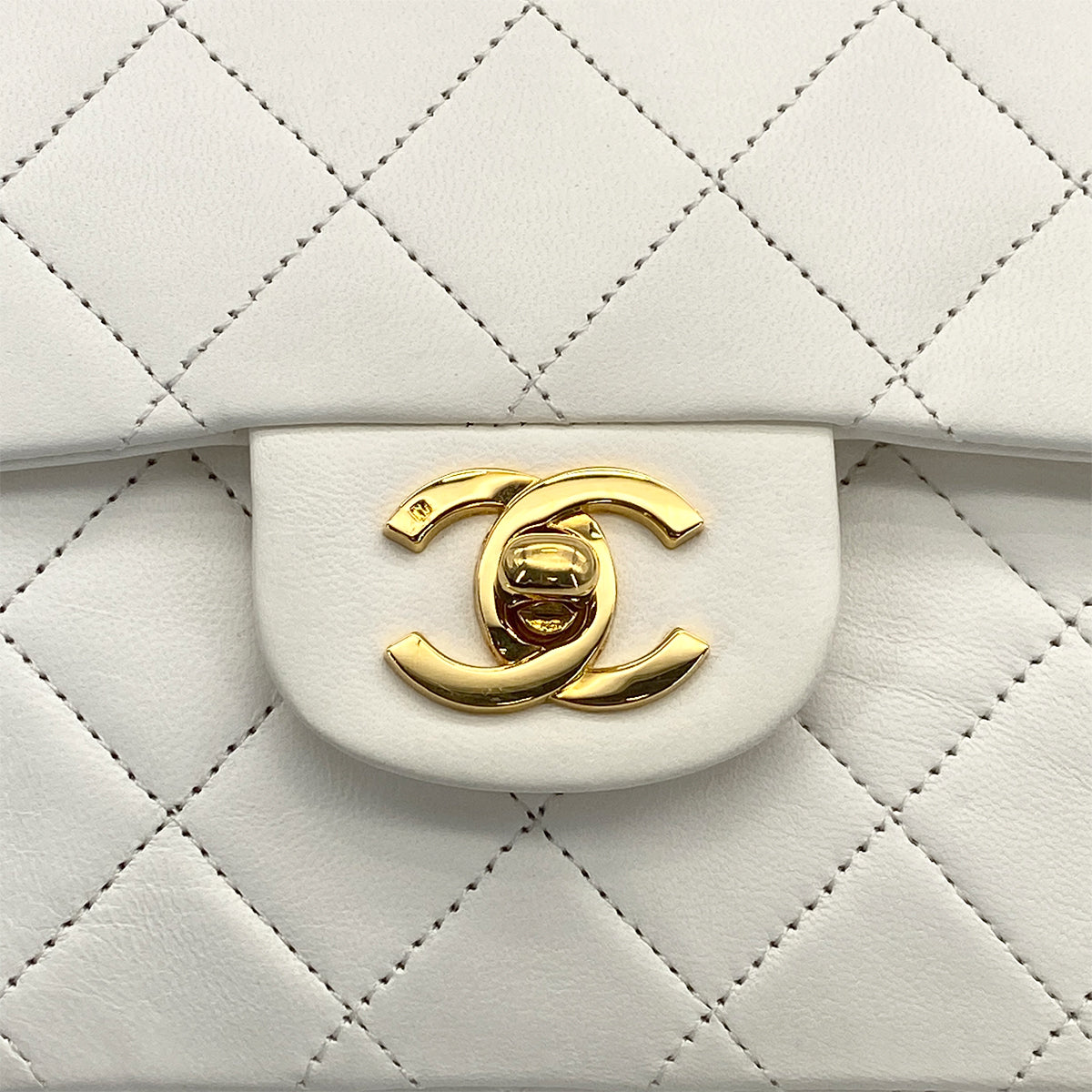 VINTAGE CHANEL CLASSIC FLAP MEDIUM CHAIN SHOULDER BAG WHITE LAMB SKIN GOLD HARDWARE 90309164