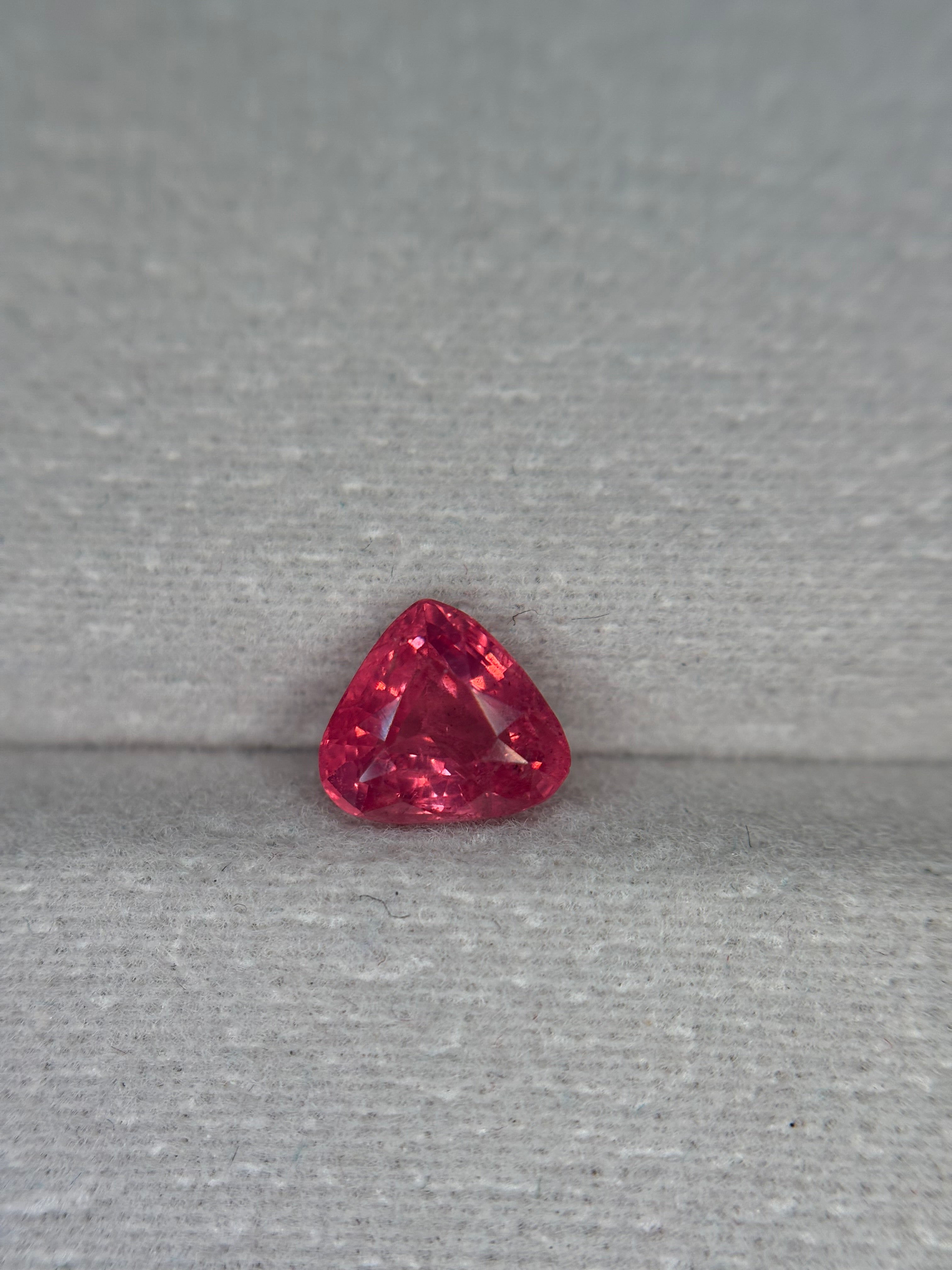 1.05ct Mahenge Vivd Pink Spinel Trillion THAIC0549