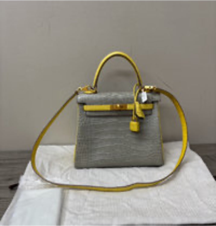 HERMES Kelly 25 handbag in two-tone crocodile leather. 3102605254494