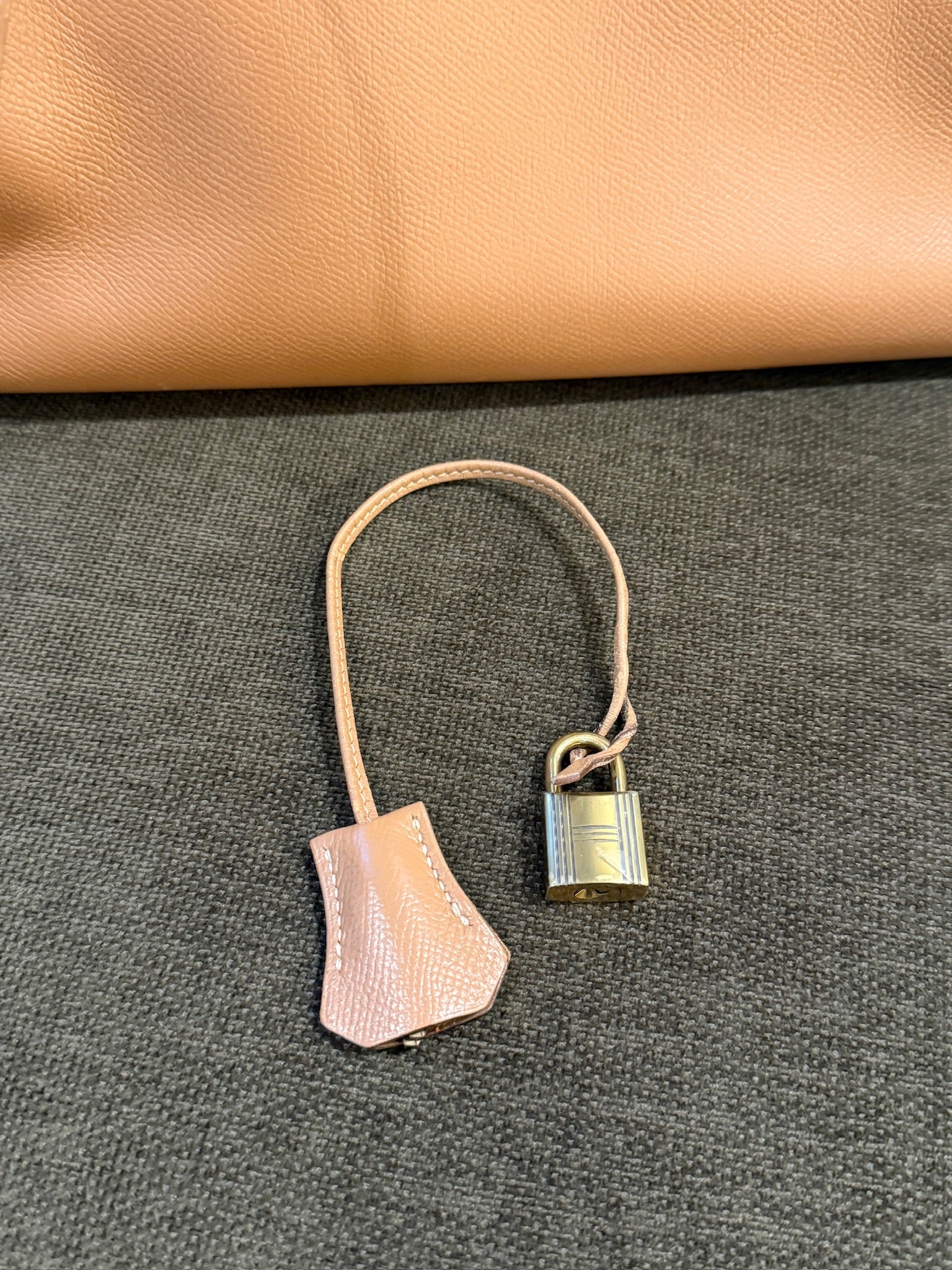 Hermès Kelly 32 – Caramel  epsom Leather – Vintage – With Strap – Gold Hardware