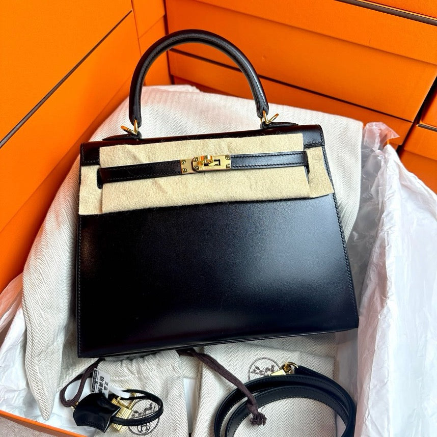 Hermes Kelly 25 in black and gold with glossy box leather and Z-stamp. SYC2161