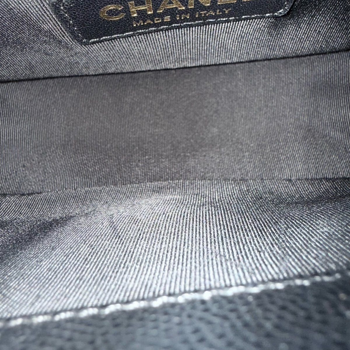 Luxury Evermore Chanel Boy Small 手袋内部黑色织物衬里，配有 CHANEL 品牌标识压印标签