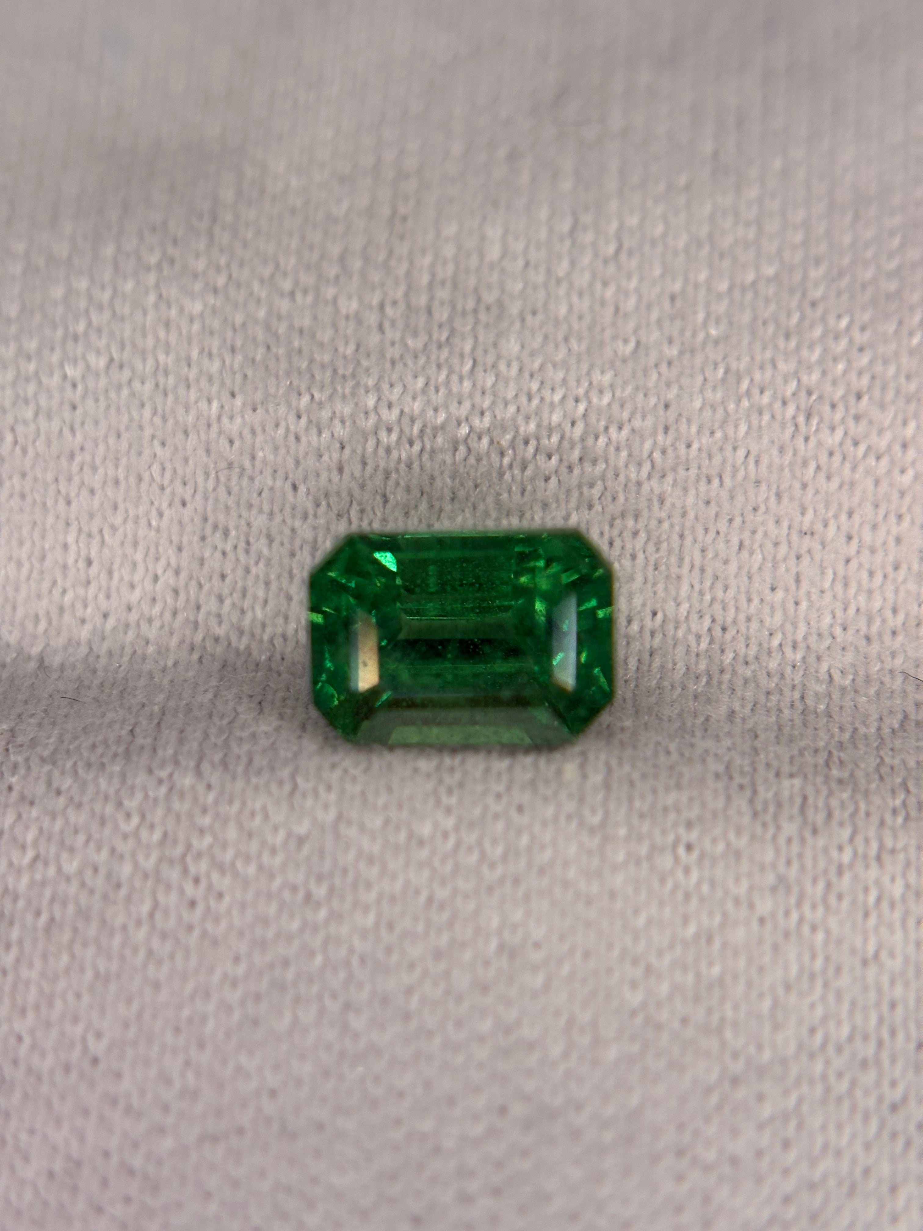 1.03ct Tsavorite Emerald DXBCS5939