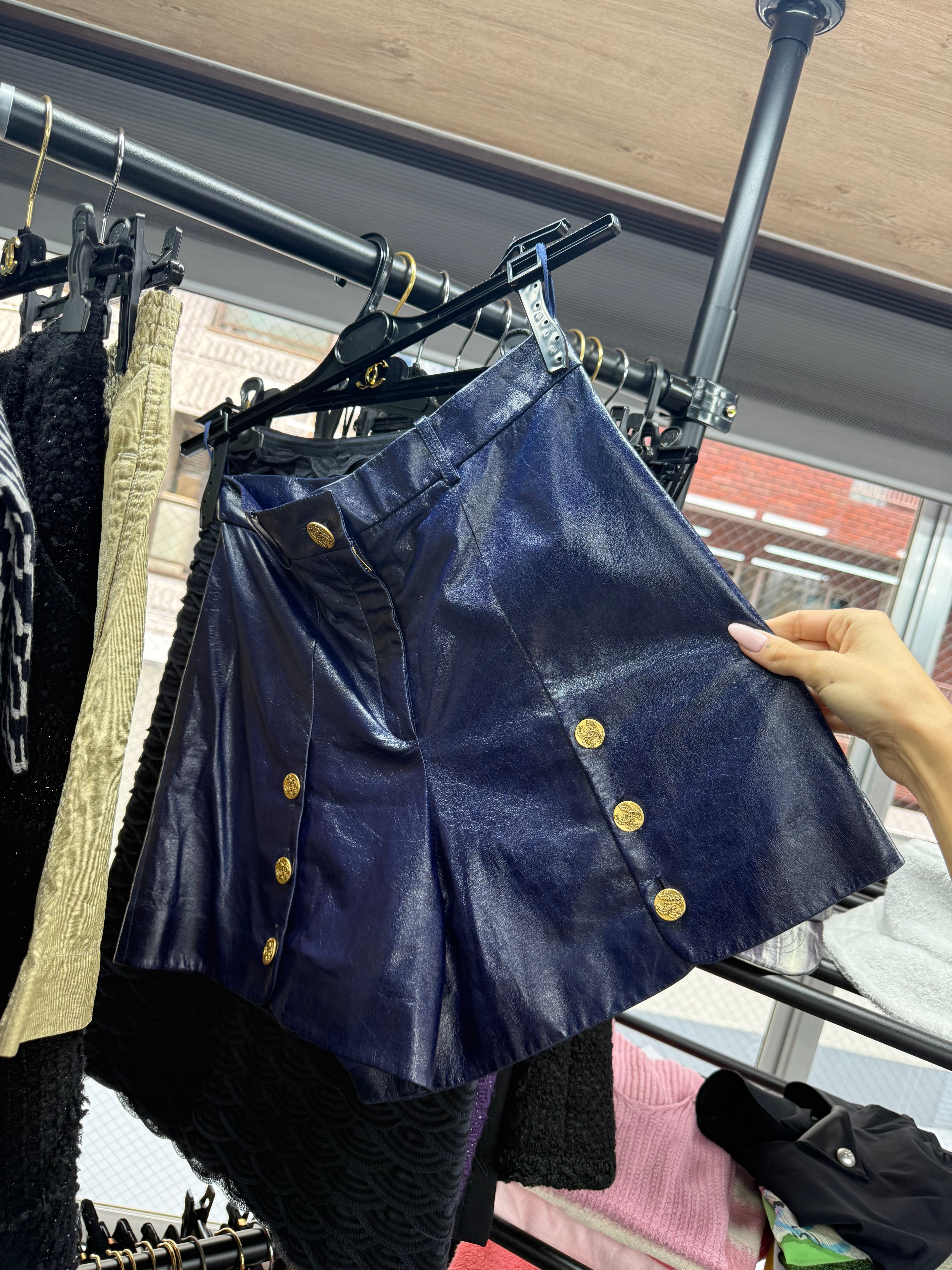 102176 - Chanel navy leather short