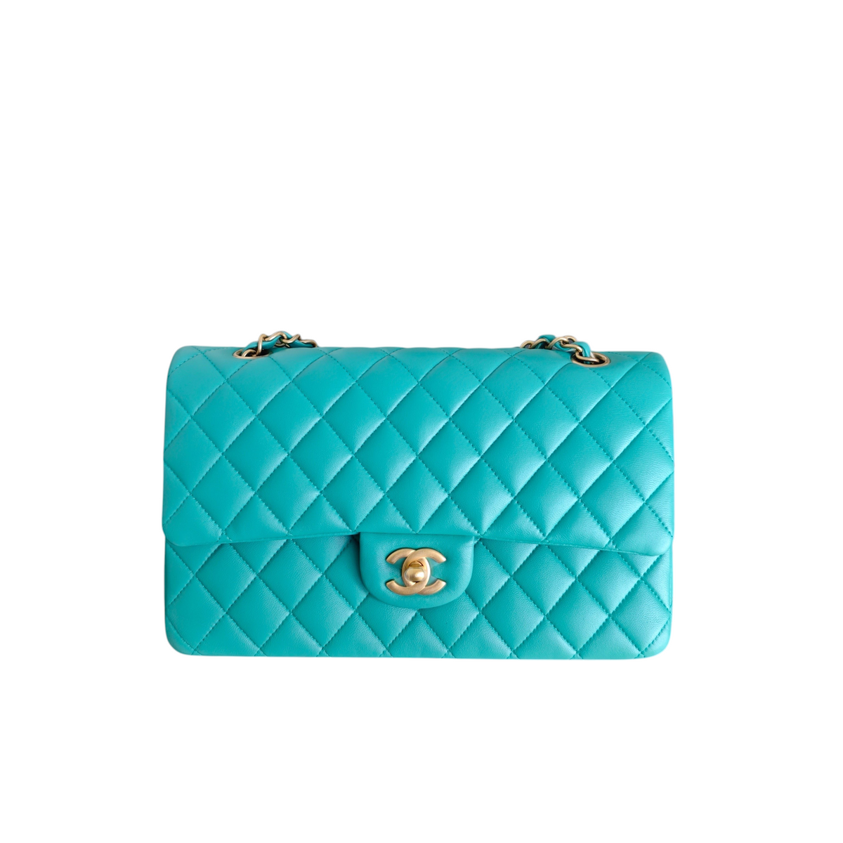 Luxury Evermore Chanel Classic Flap 中号手袋，采用绿松石色绗缝羊皮材质，配有标志性金色双C锁扣和链条肩带。