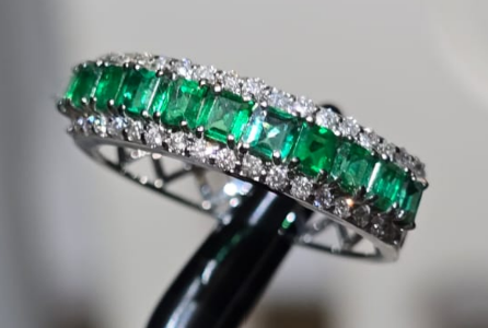 0.74ct Colombia (columbia) Emerald Ring with natural diamonds in 18K gold SKH1084