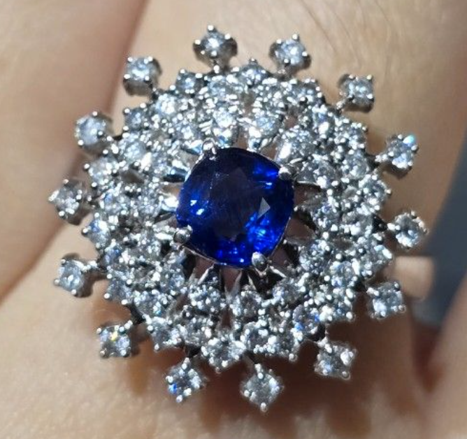 0.7ct Unheated Burma Sapphire Ring with natural diamonds in 18K gold setting SKH1141
