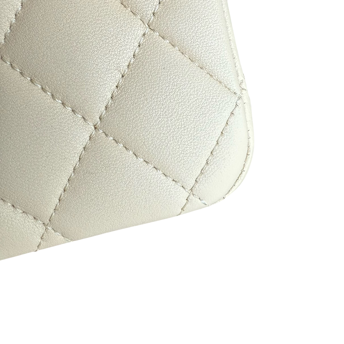 Luxury Evermore Chanel Classic Flap 中号米色菱格纹羊皮包细节特写，展示精致缝线与皮革质感