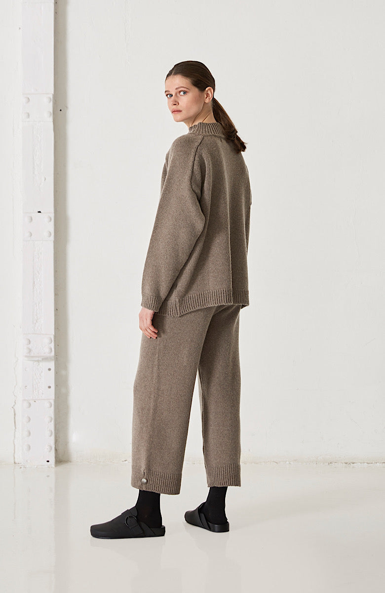 CLOVE SWEATER