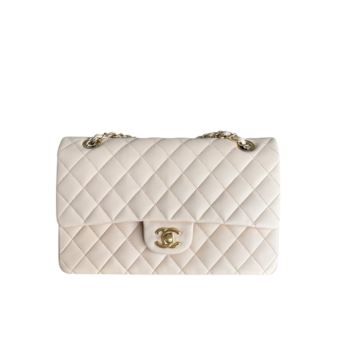 Luxury Evermore Chanel Classic Flap Medium 25cm 手袋，米色绗缝羊皮材质，配有标志性金色五金配件及链条肩带。