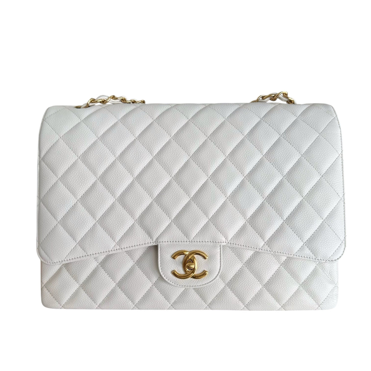 Luxury Evermore 白色鱼子酱皮 Chanel Classic Flap Maxi 手袋，配有标志性菱格纹和金色五金配件