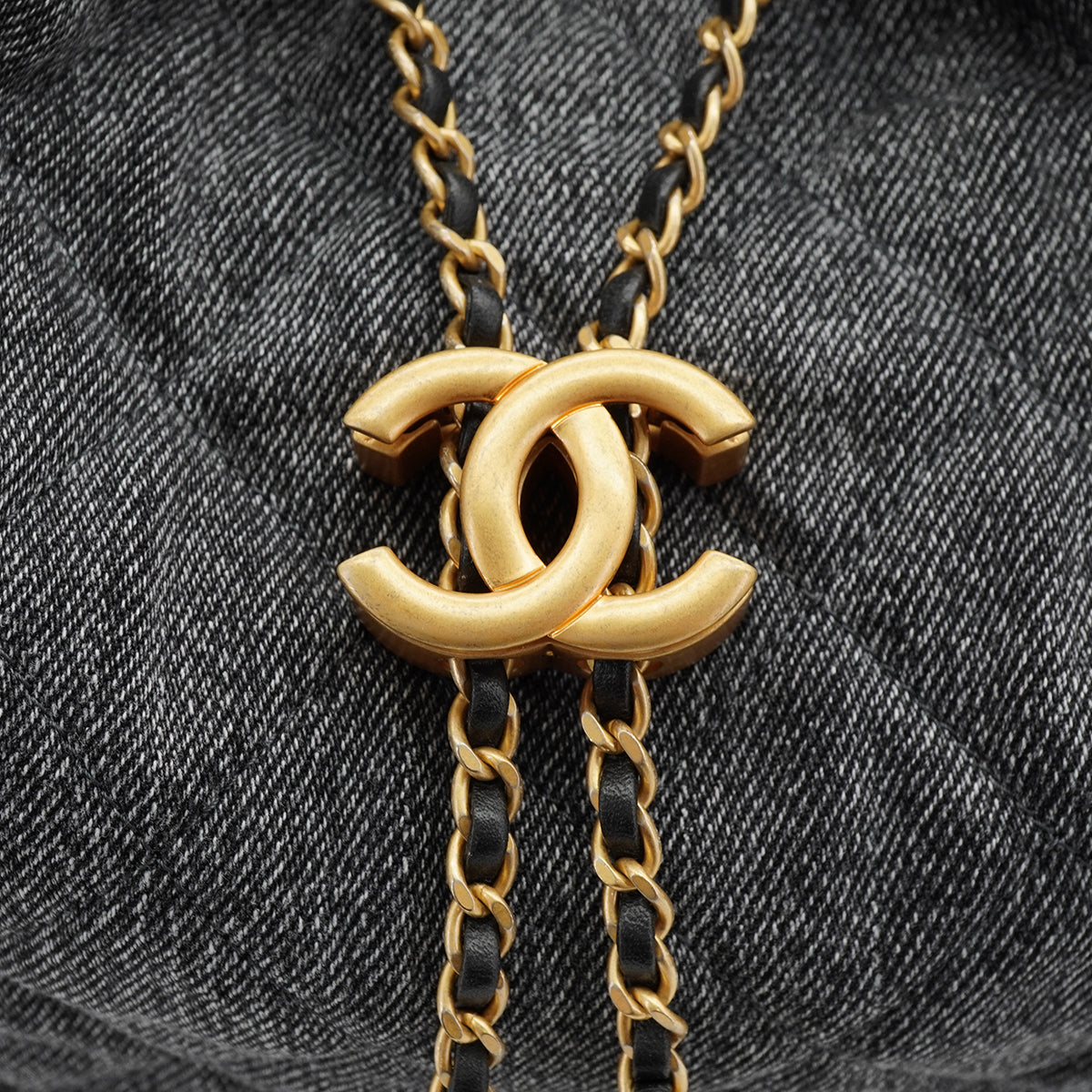 CHANEL CHANEL25 MEDIUM CHAIN SHOULDER BAG BLACK DENIM GOLD HARDWARE 90331857