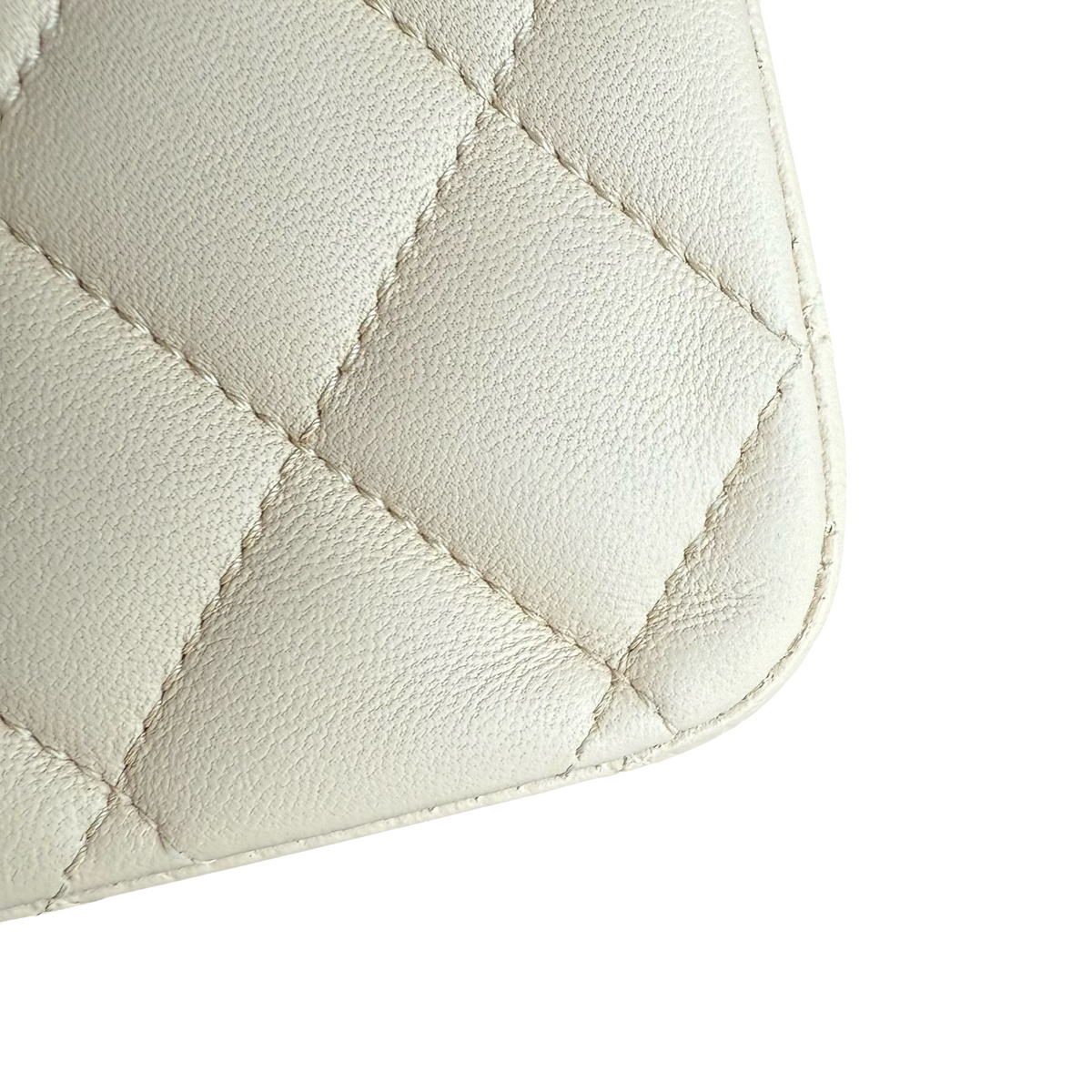 Luxury Evermore Chanel Classic Flap 中号米色菱格纹羊皮包细节，展示精致的绗缝工艺与皮革质感