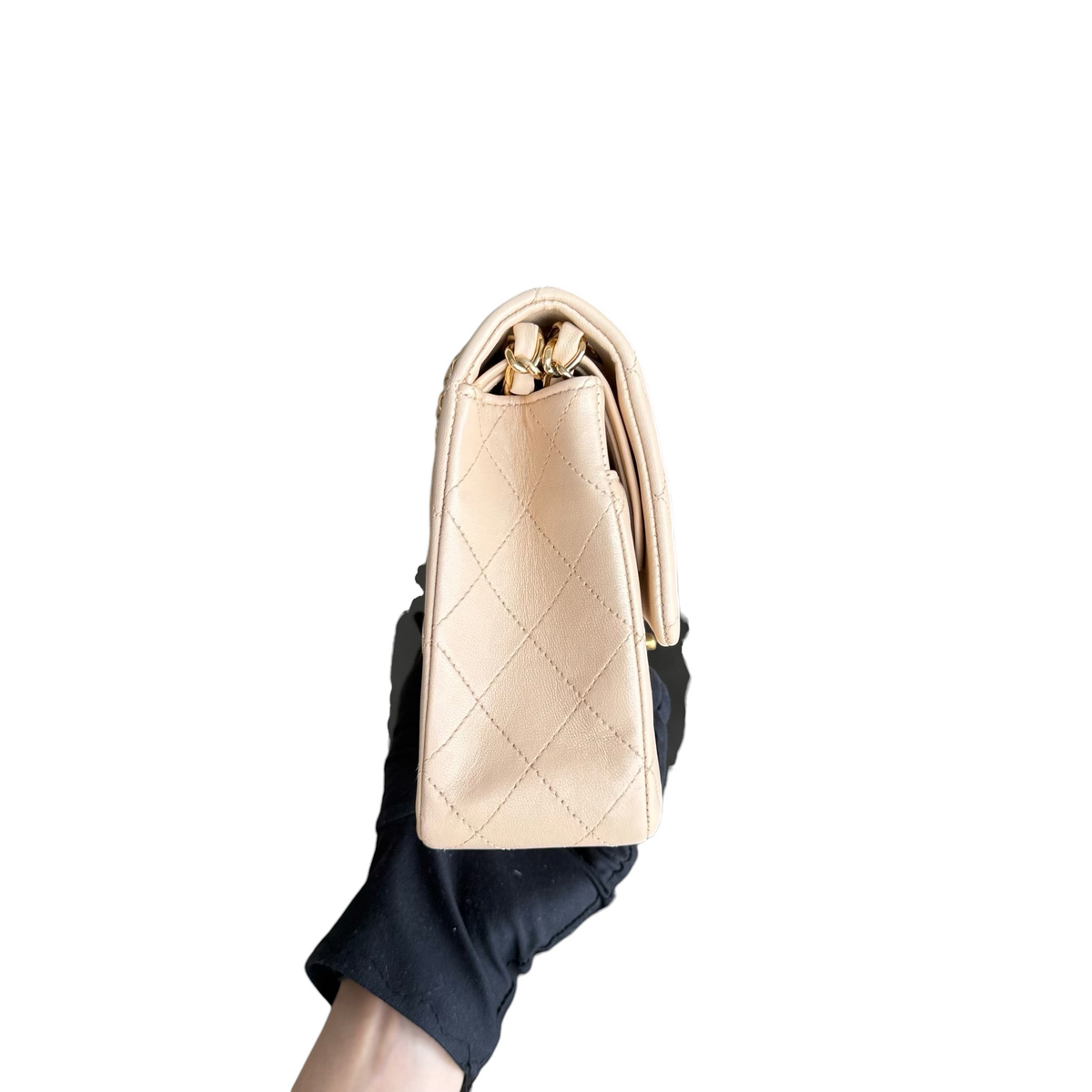 Luxury Evermore Chanel Classic Flap 中号米色菱格纹羊皮包侧面视图，配有金色金属链条细节