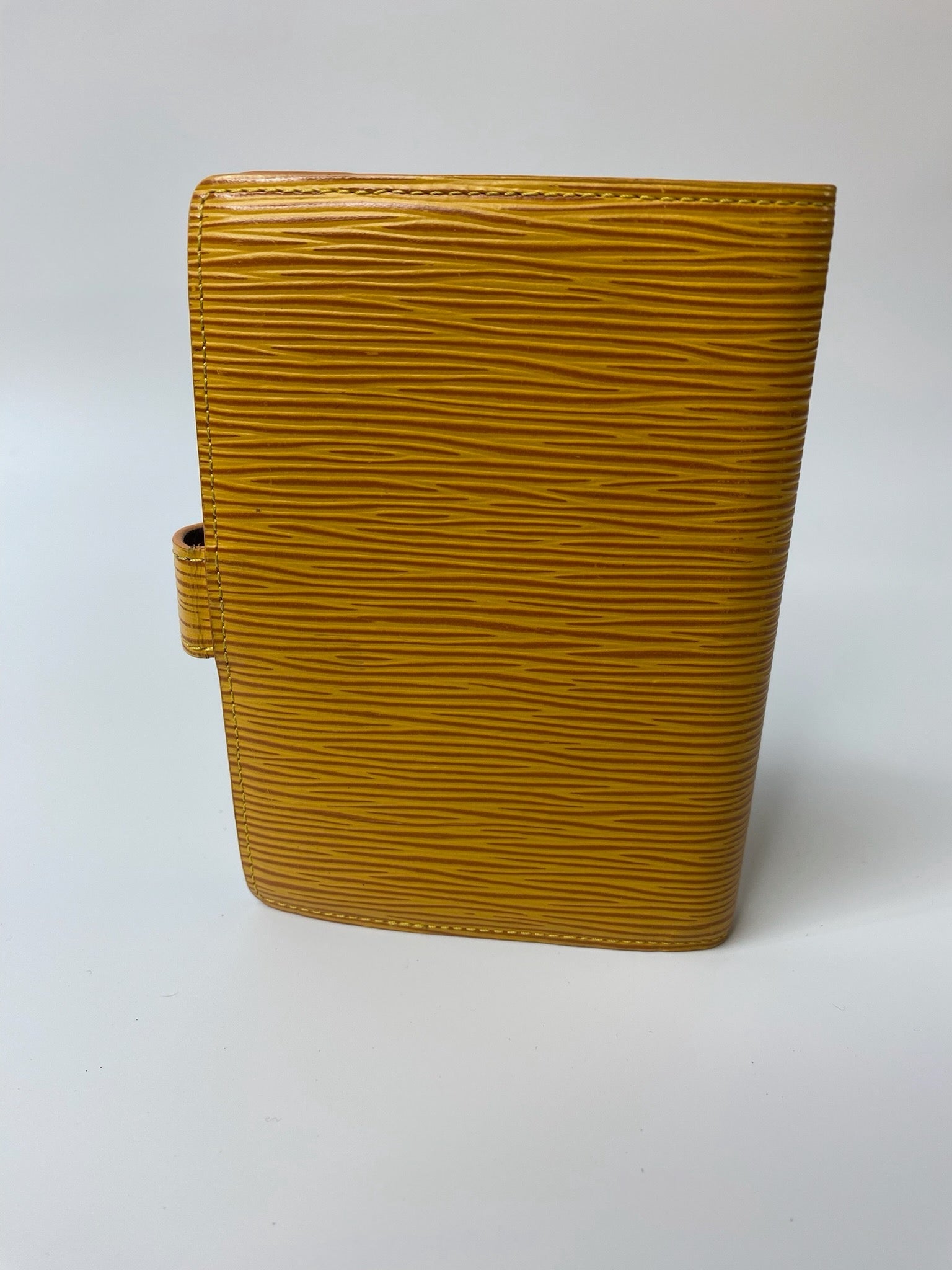 Louis Vuitton Epi six-ring agenda cover detail