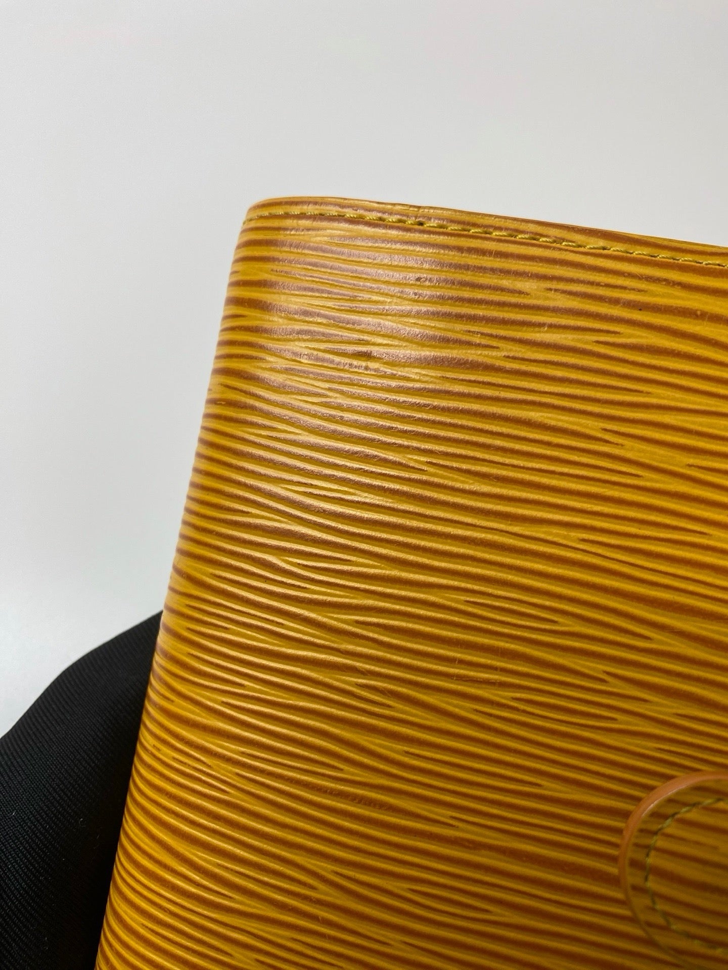 Louis Vuitton Epi six-ring agenda cover detail