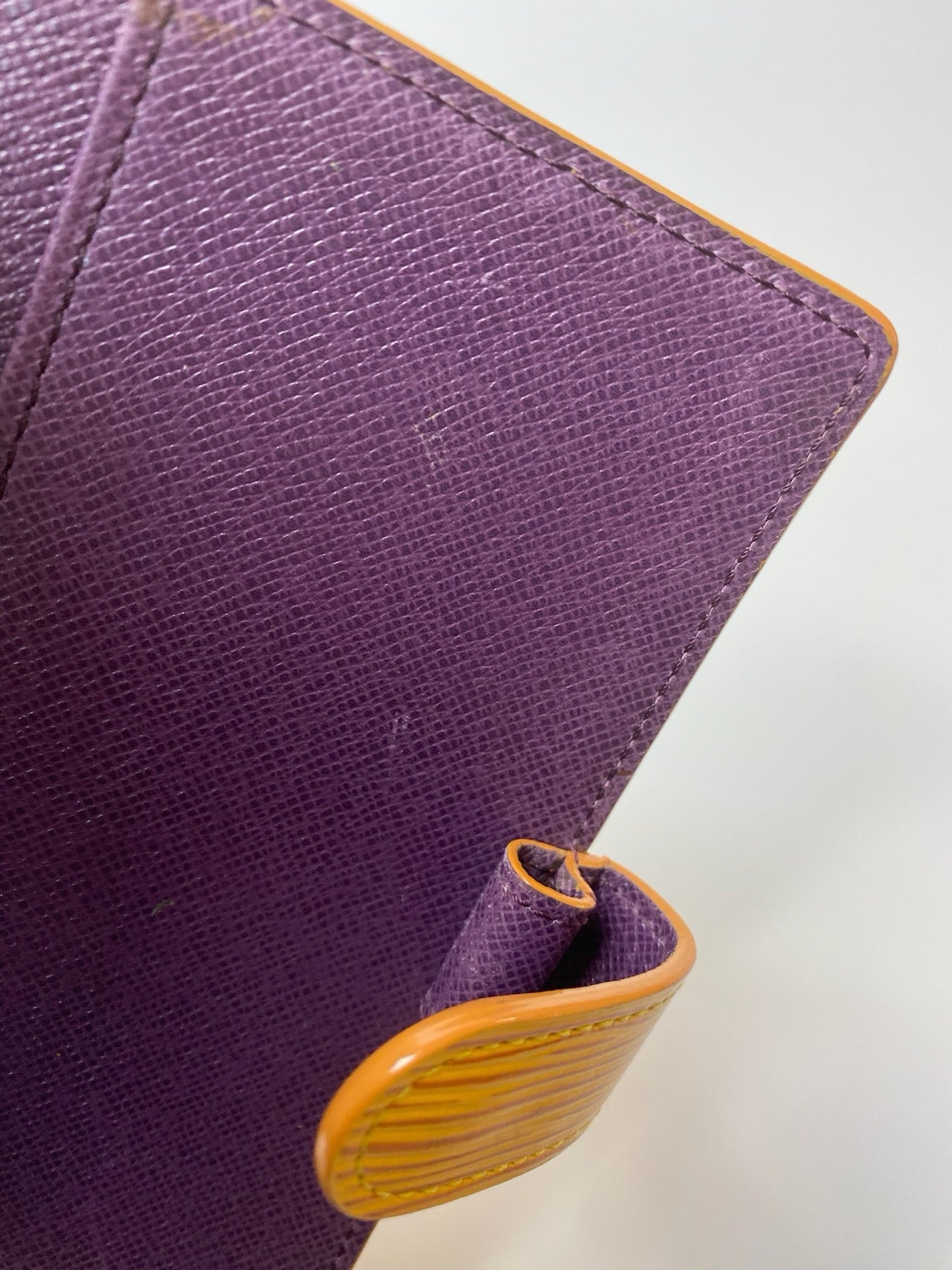 Louis Vuitton Epi six-ring agenda cover detail
