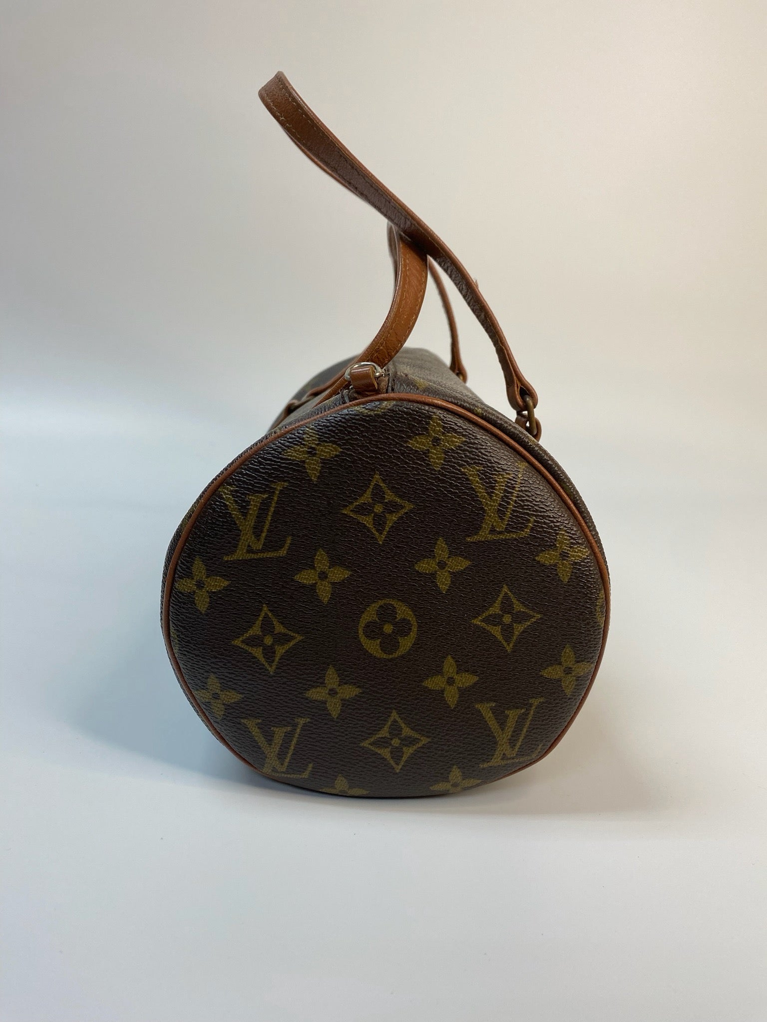 Louis Vuitton Papillon 26 monogram canvas handbag detail