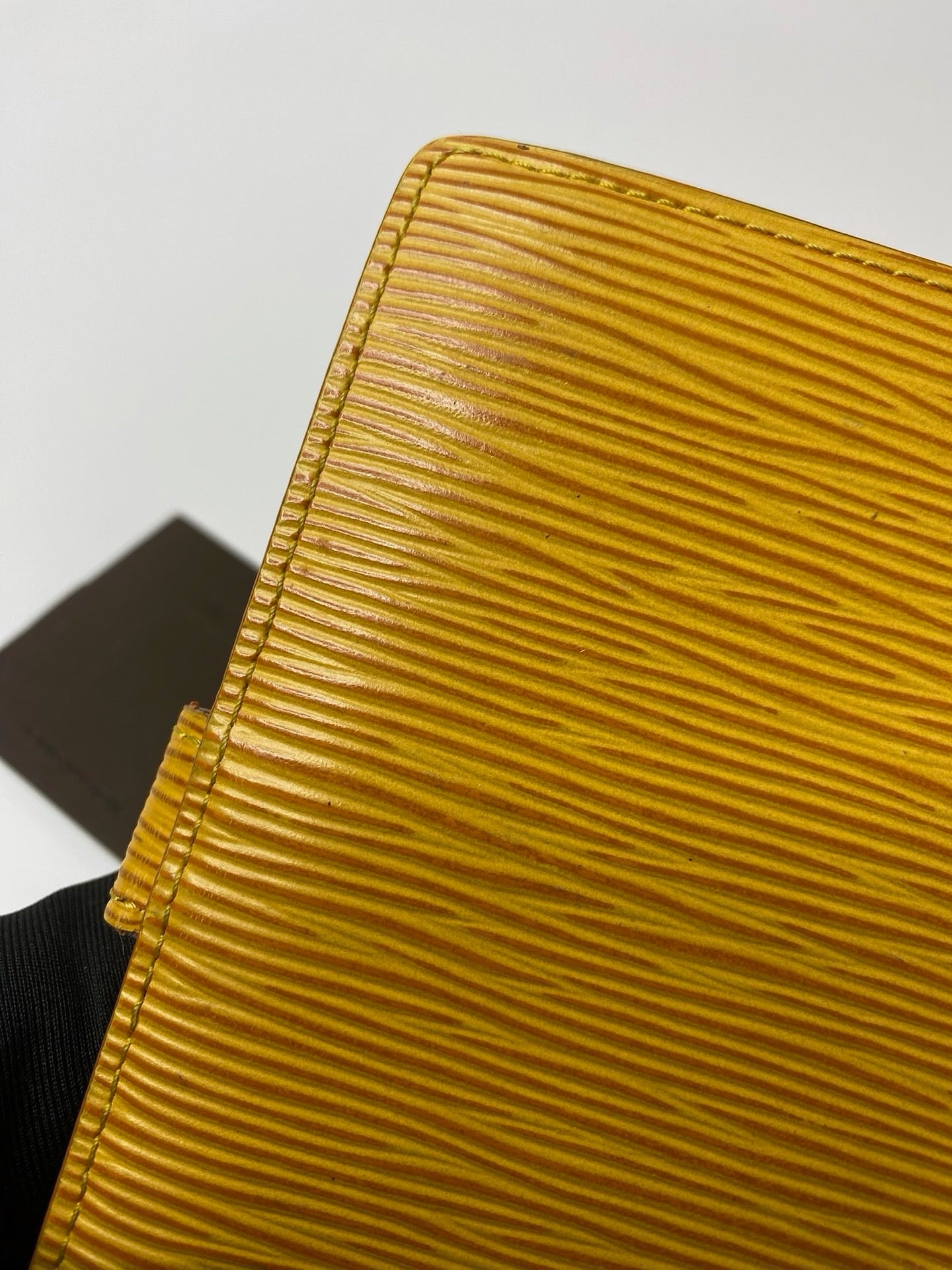 Louis Vuitton Epi six-ring agenda cover detail