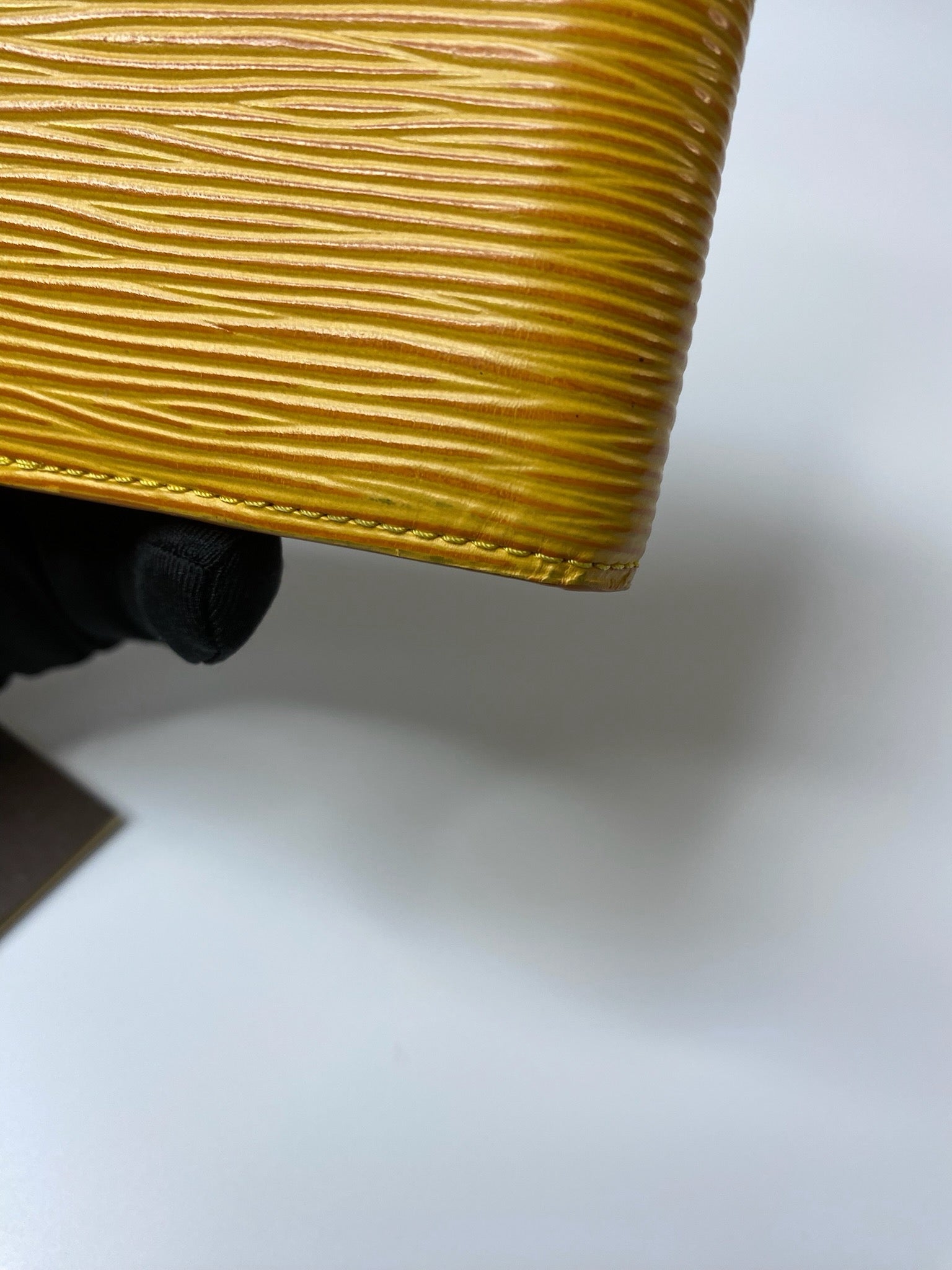Louis Vuitton Epi six-ring agenda cover detail