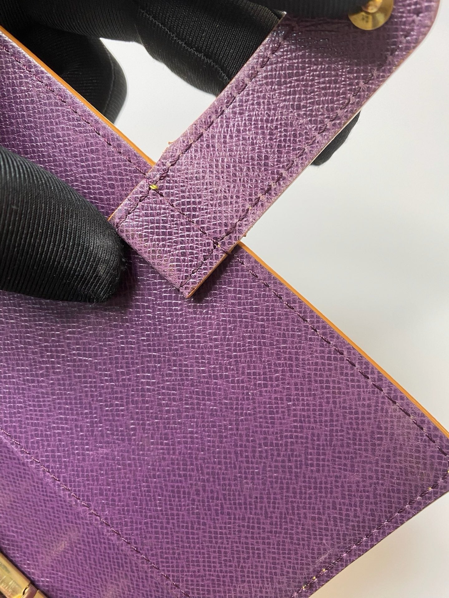 Louis Vuitton Epi six-ring agenda cover detail