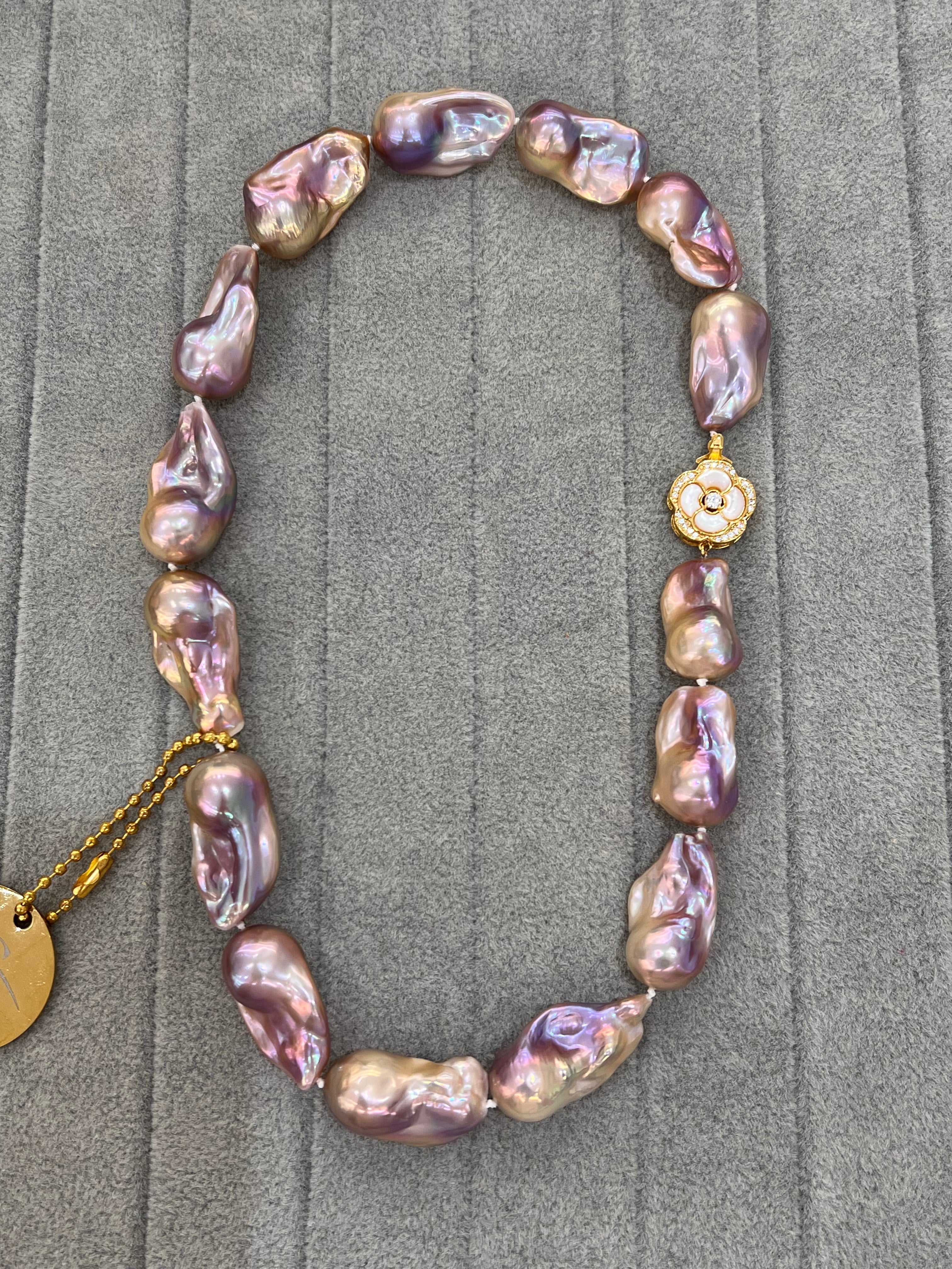 [Poetic Dream] Very strong lustre Purple Baroque Full Strand.
- Gem quality baroque.
- Gold plated on S925 clasp. SH-074