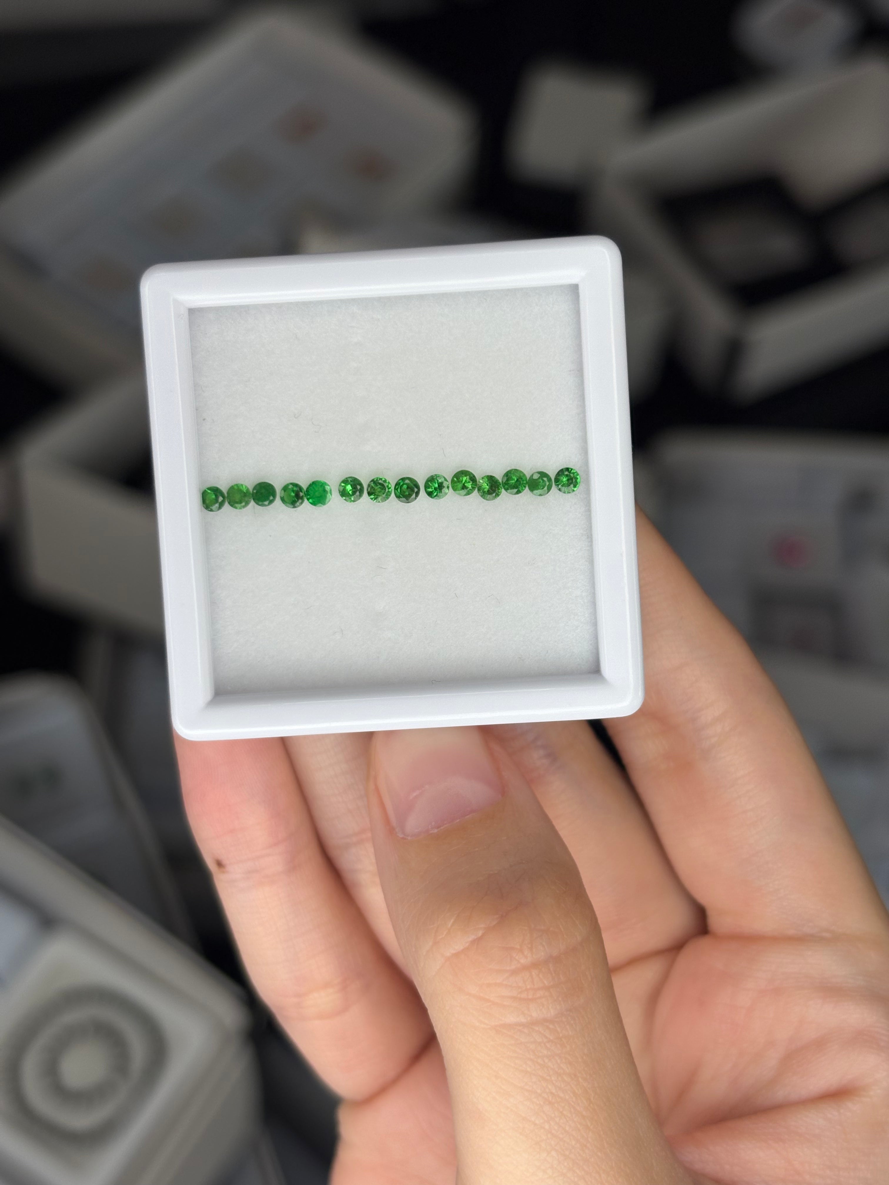 0.70ct Tsavorite melee DXBCS2619