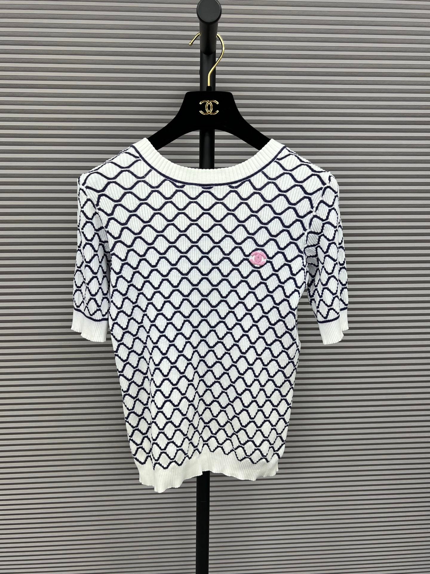 CHANEL WHITE BLACK TEE OPEN BACK FT102388