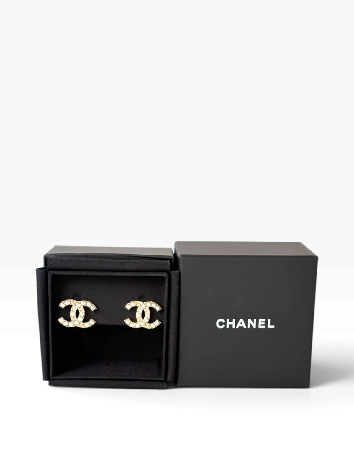 Chanel Pearl CC Logo Earring 25V