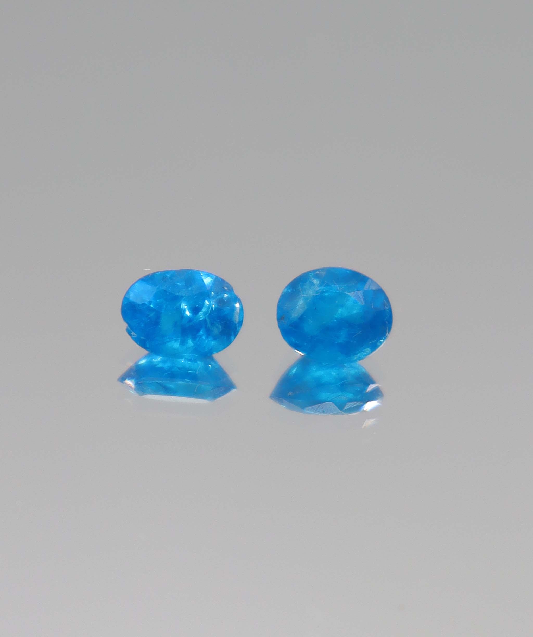 Neon blue Apatite (price for 1 stone) DXBCS2723