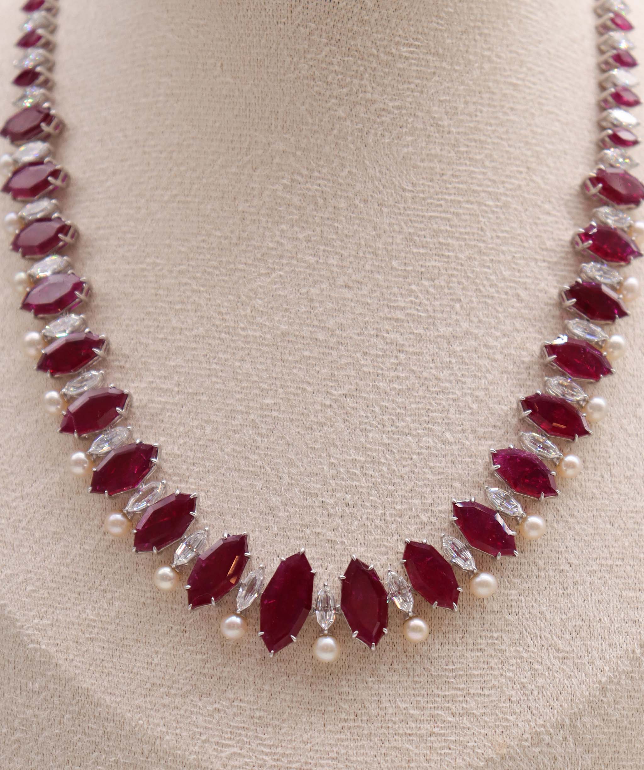 NECKLACE GOLD WT 33.37 DIA WT 9.62 GEM WT 57.08