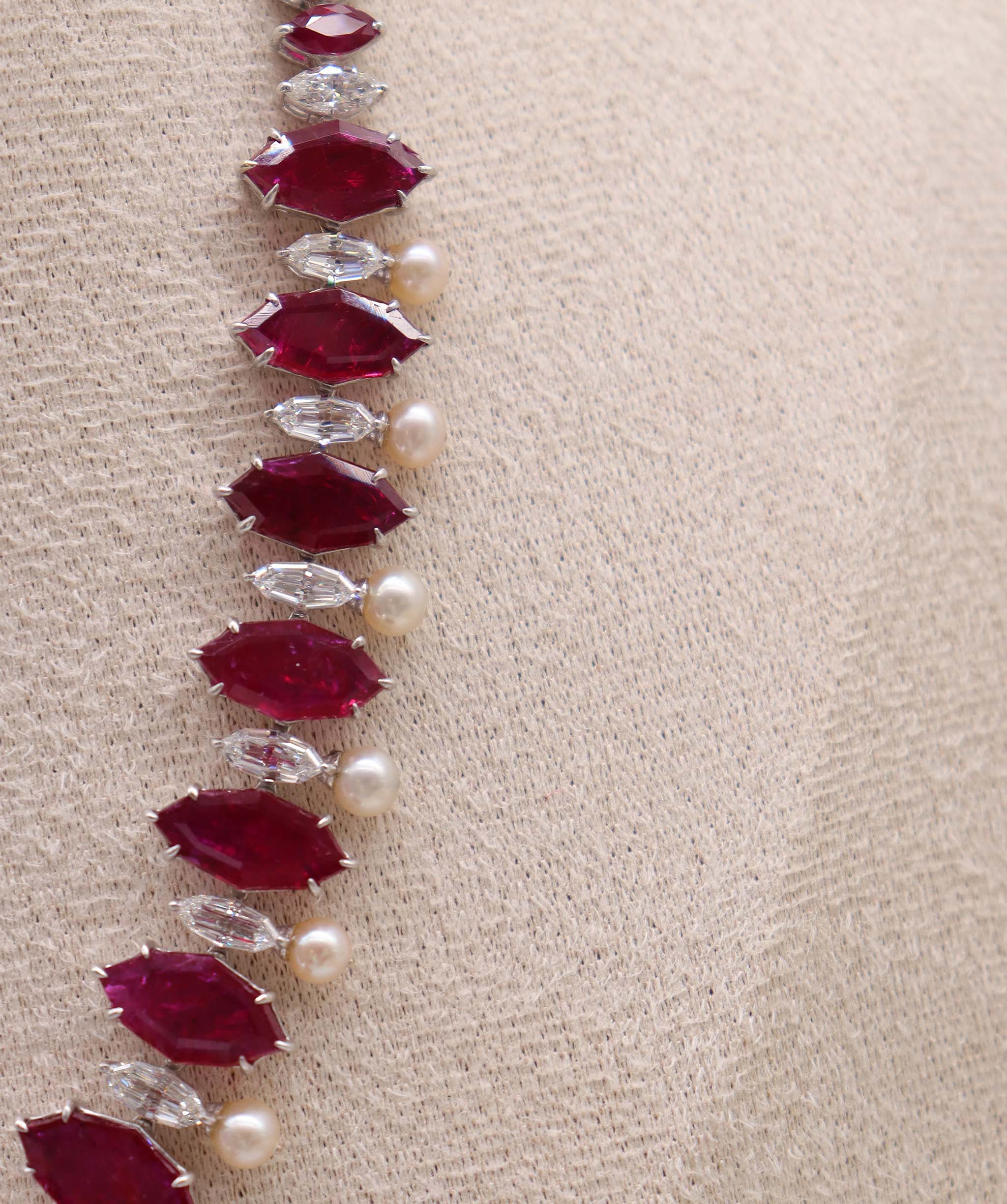 NECKLACE GOLD WT 33.37 DIA WT 9.62 GEM WT 57.08