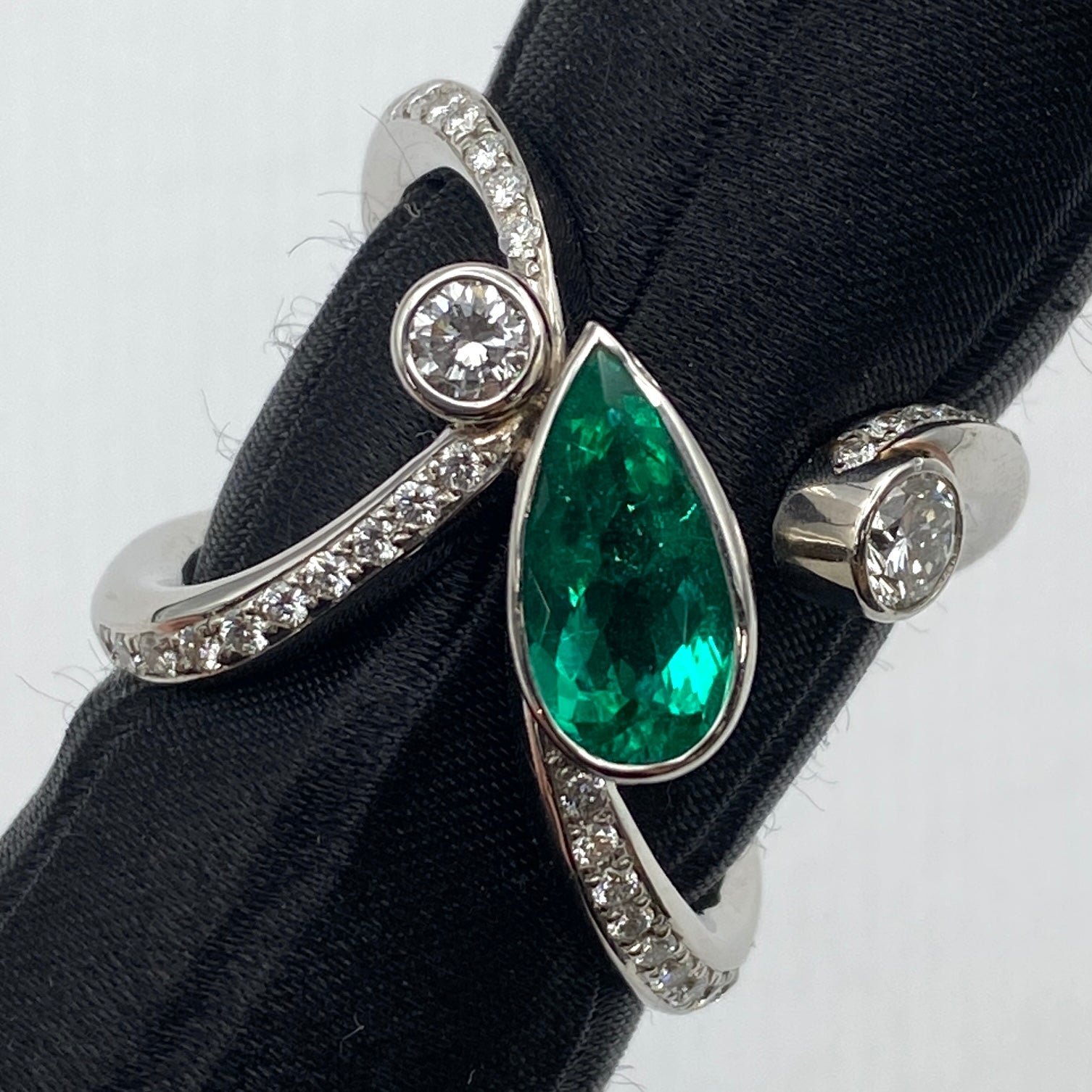 36375 Pt900 Paraiba Tourmaline Ring Brazil 1.43 D0.15 D0.80 BluishGreen 16g GIA(ex32339) US6.5