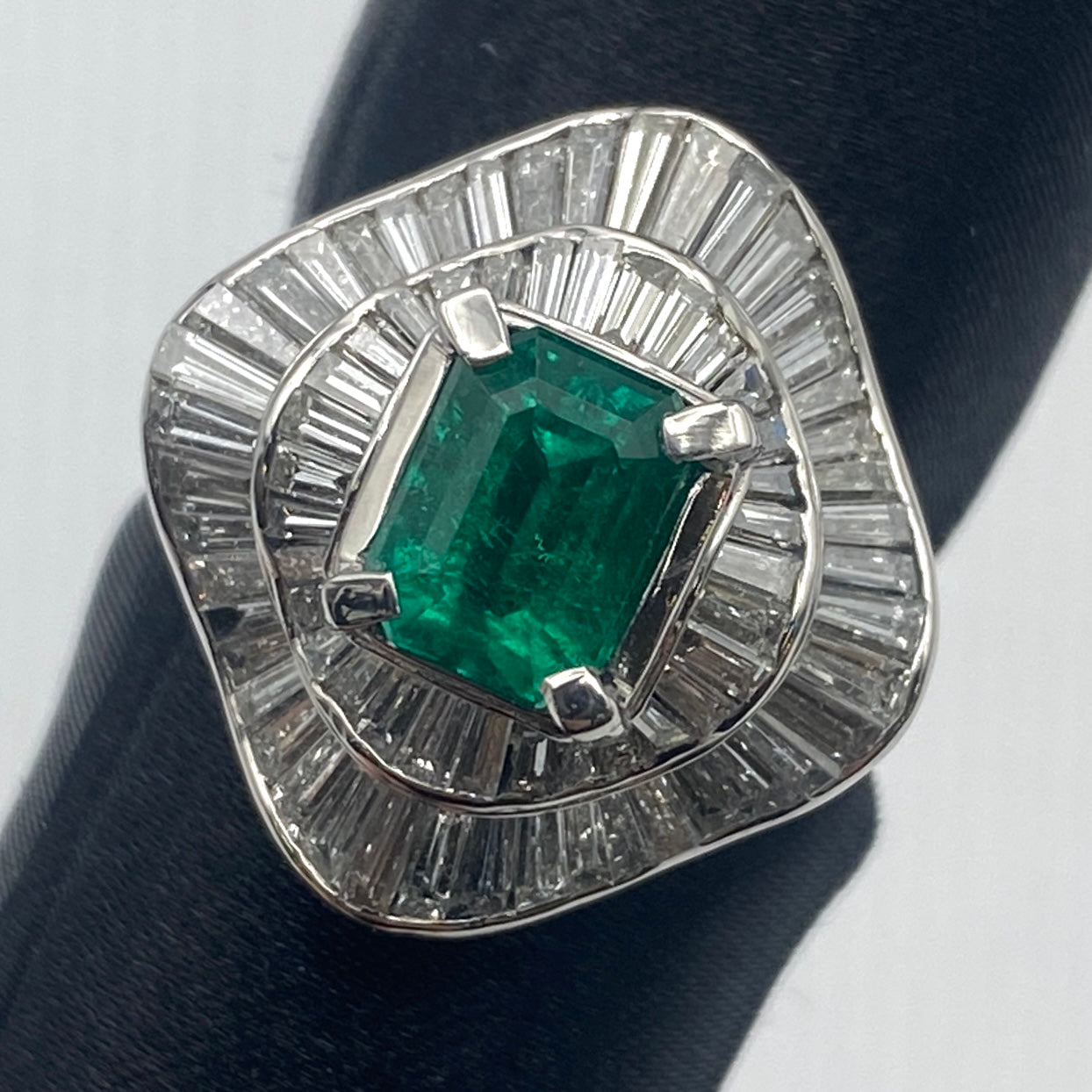 50589 Pt900 Emerald Ring E1.35 D1.74 11g US6