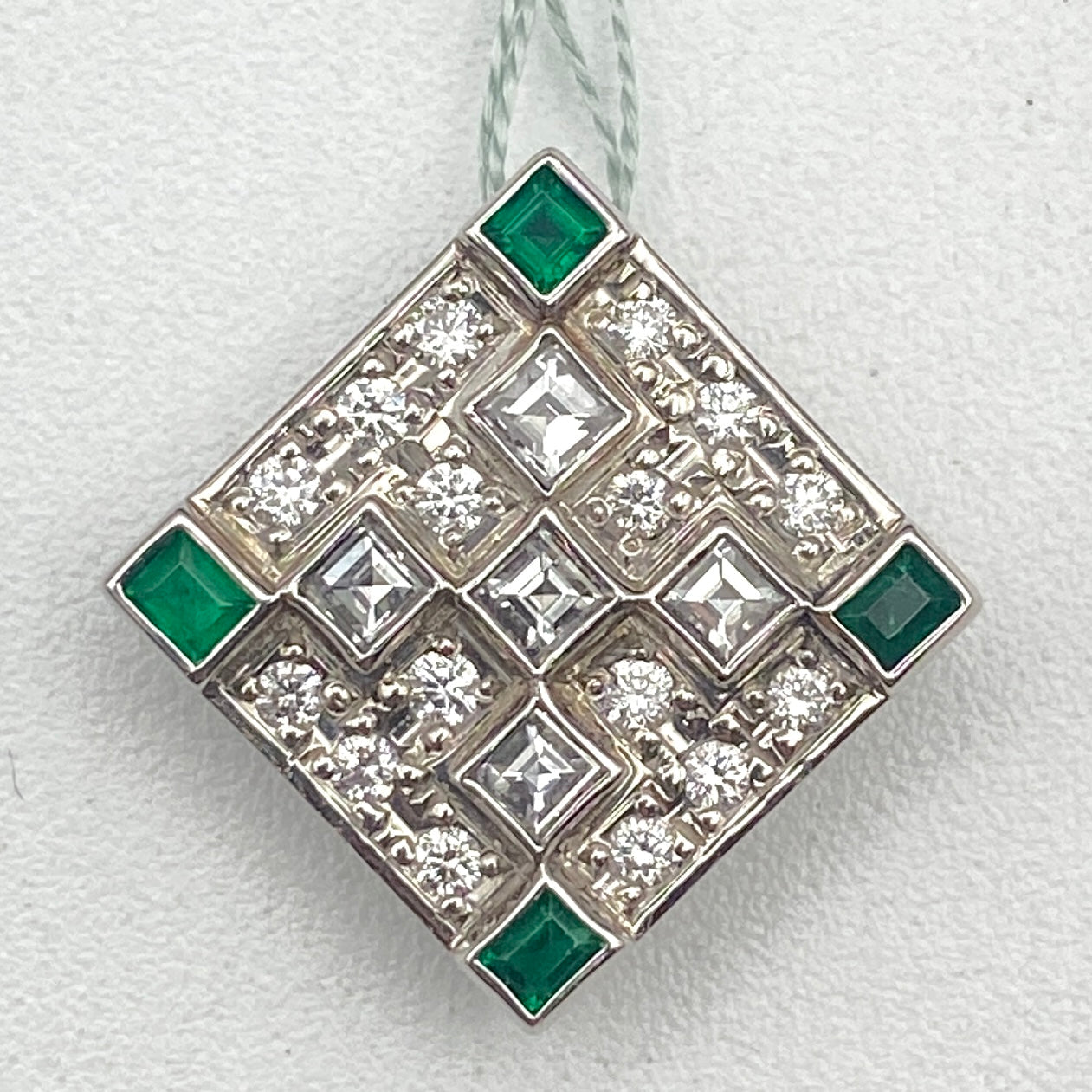 46911 Pt900 Emerald Pen Top 0.37 D0.79 6.5g