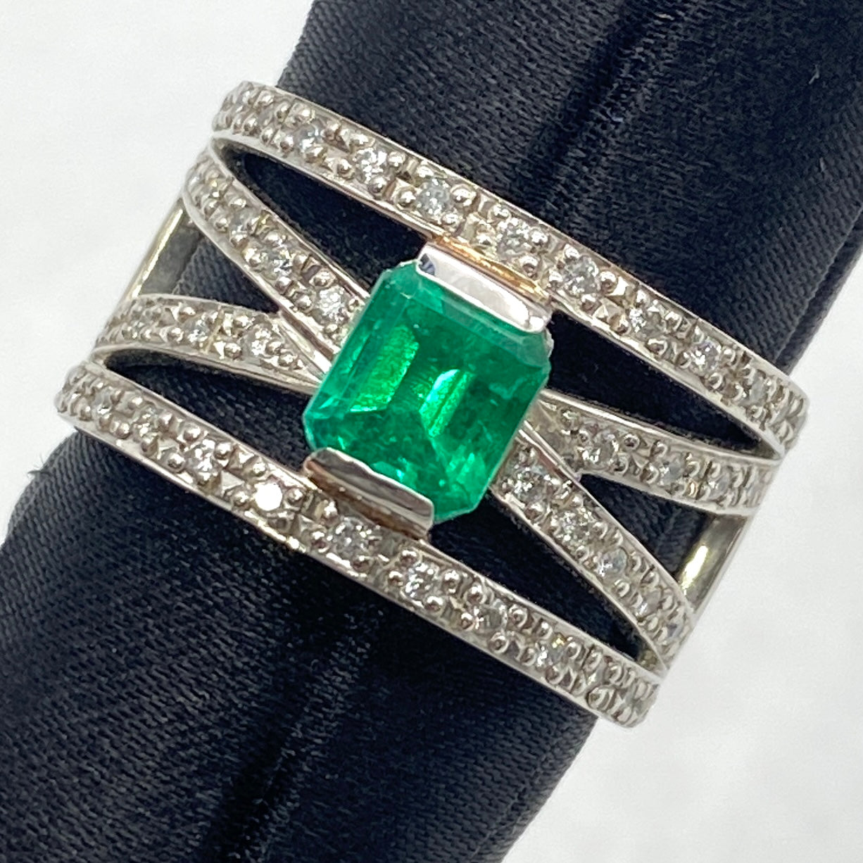 24-57236-0 PT900 Emerald Ring EM 1.00 DA 0.30 12.9g