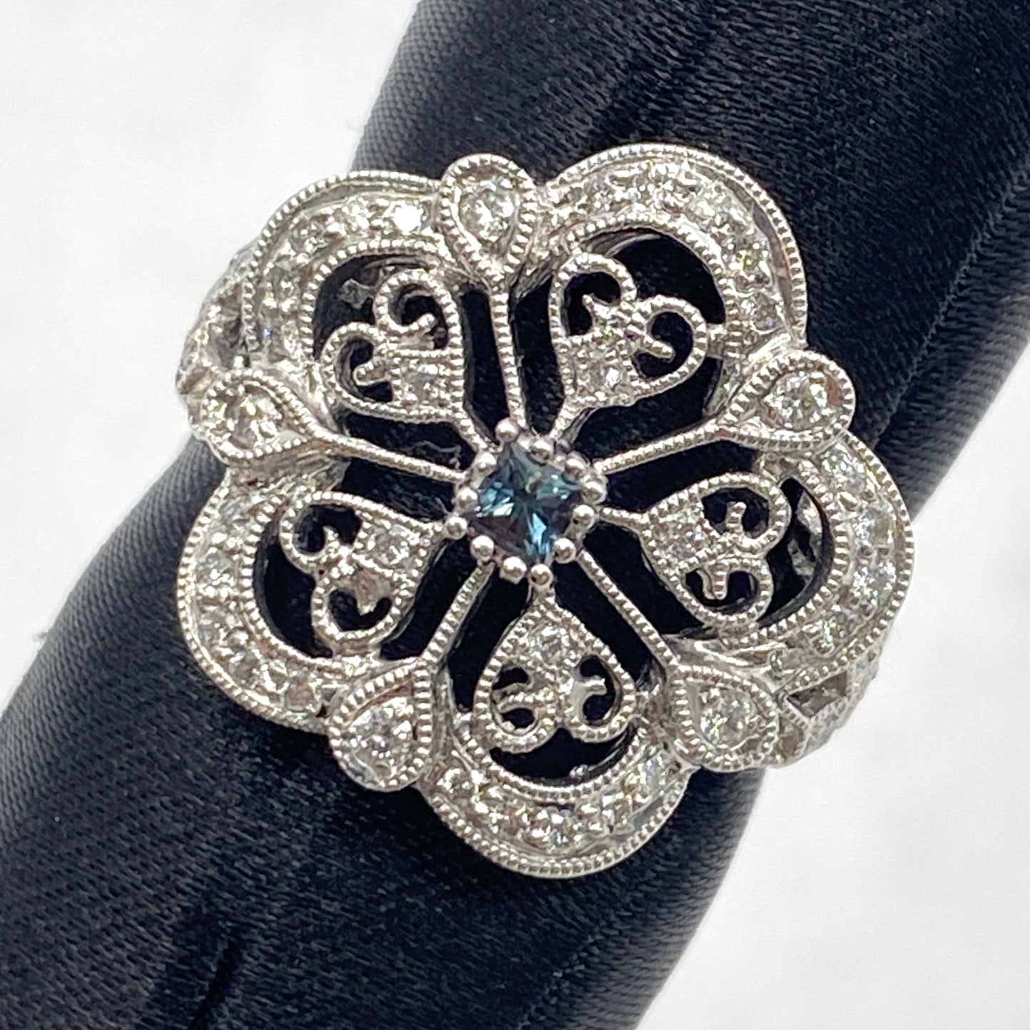 25-42018-0 K18 Alexandrite Ring AX 0.09 DA 0.29 5.7g Center