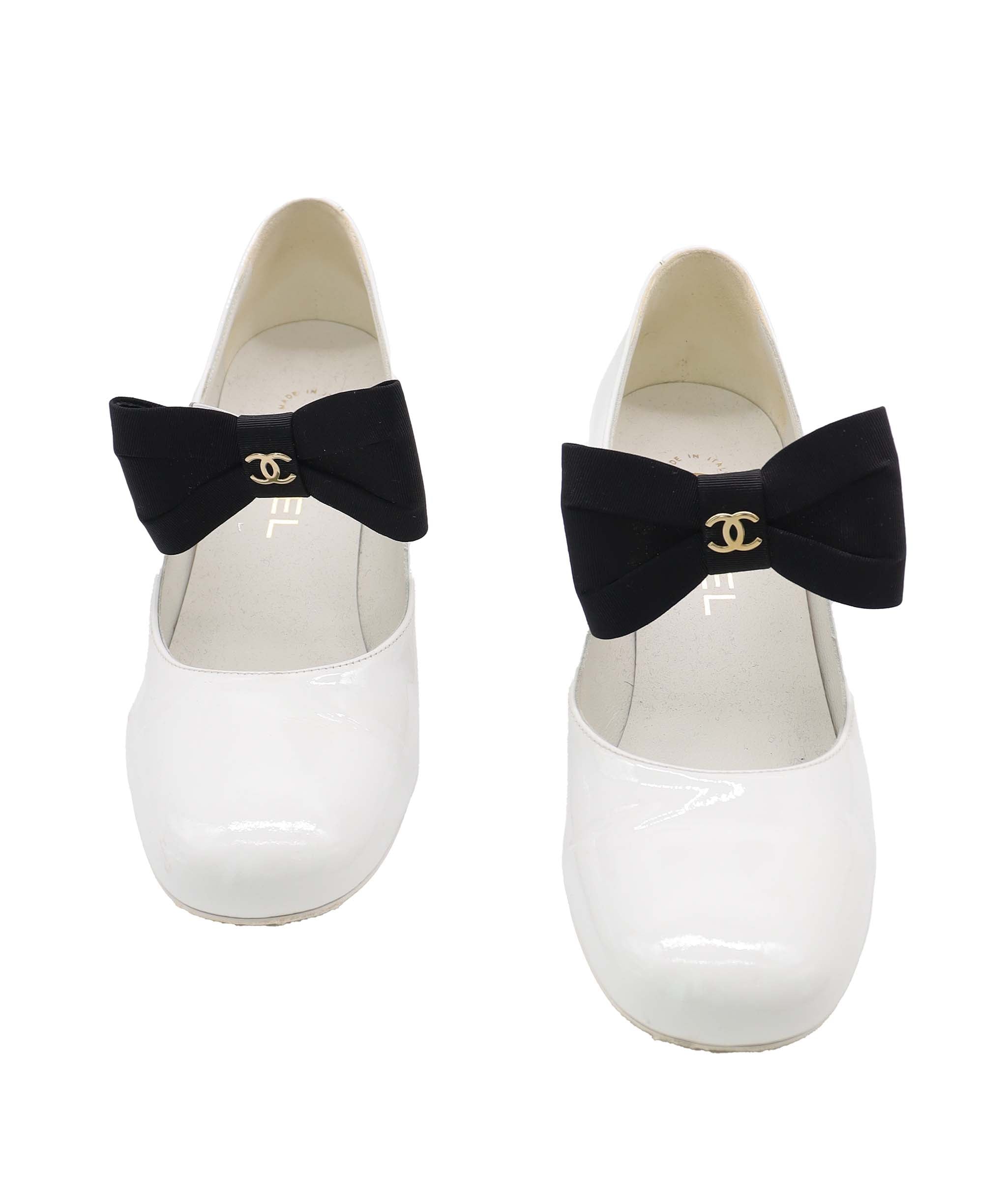 CHANEL MARY JANE PUMPS WHITE WITH BLACK BOW SIZE 38 1/2 ASC7302