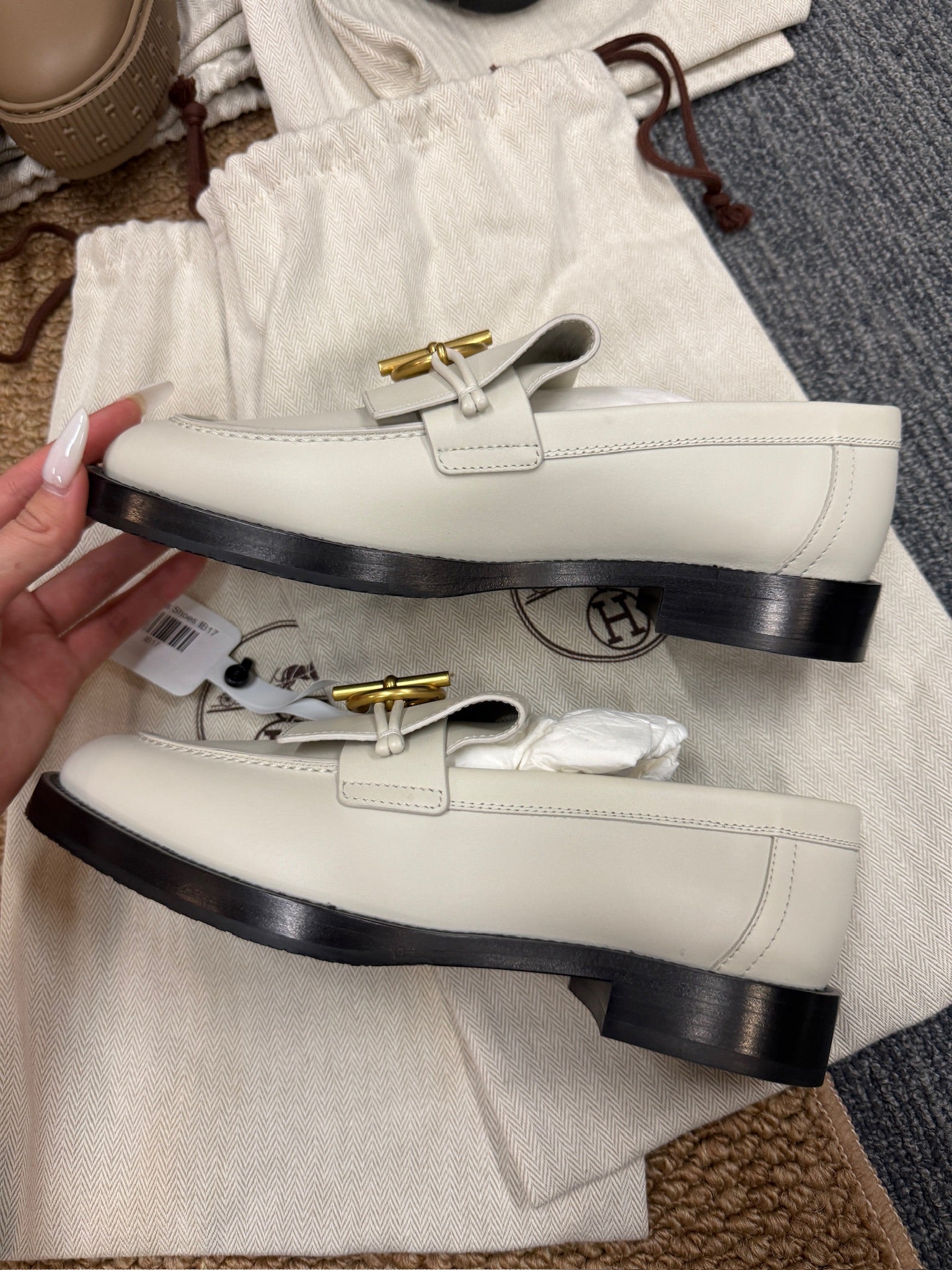 EU36.5 - Hermès White Leather Loafers – NEW