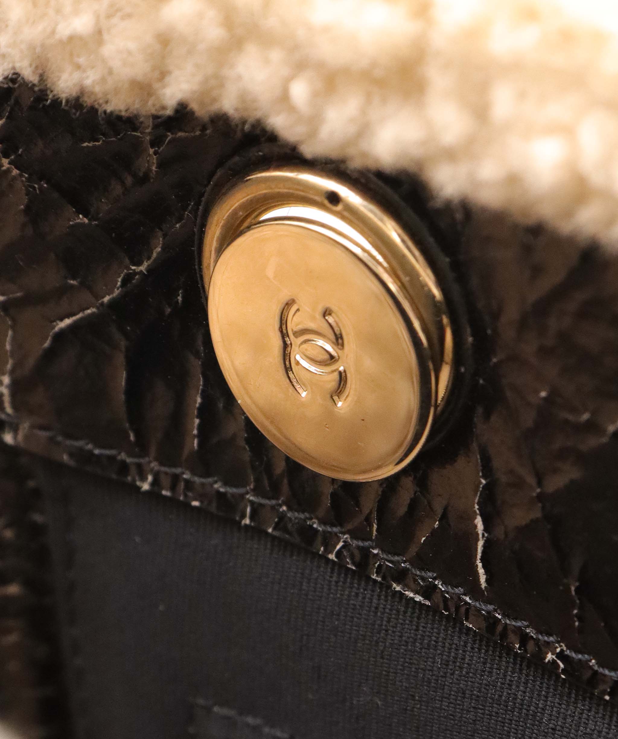 Chanel Shearling CC Mania Tote DXBK0469