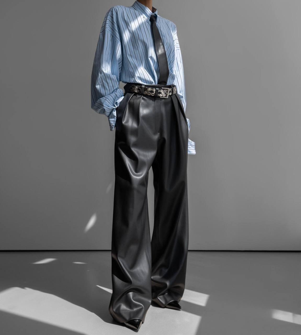 FRONT PLEATED LEATHER TROUSERS (بنطلون)