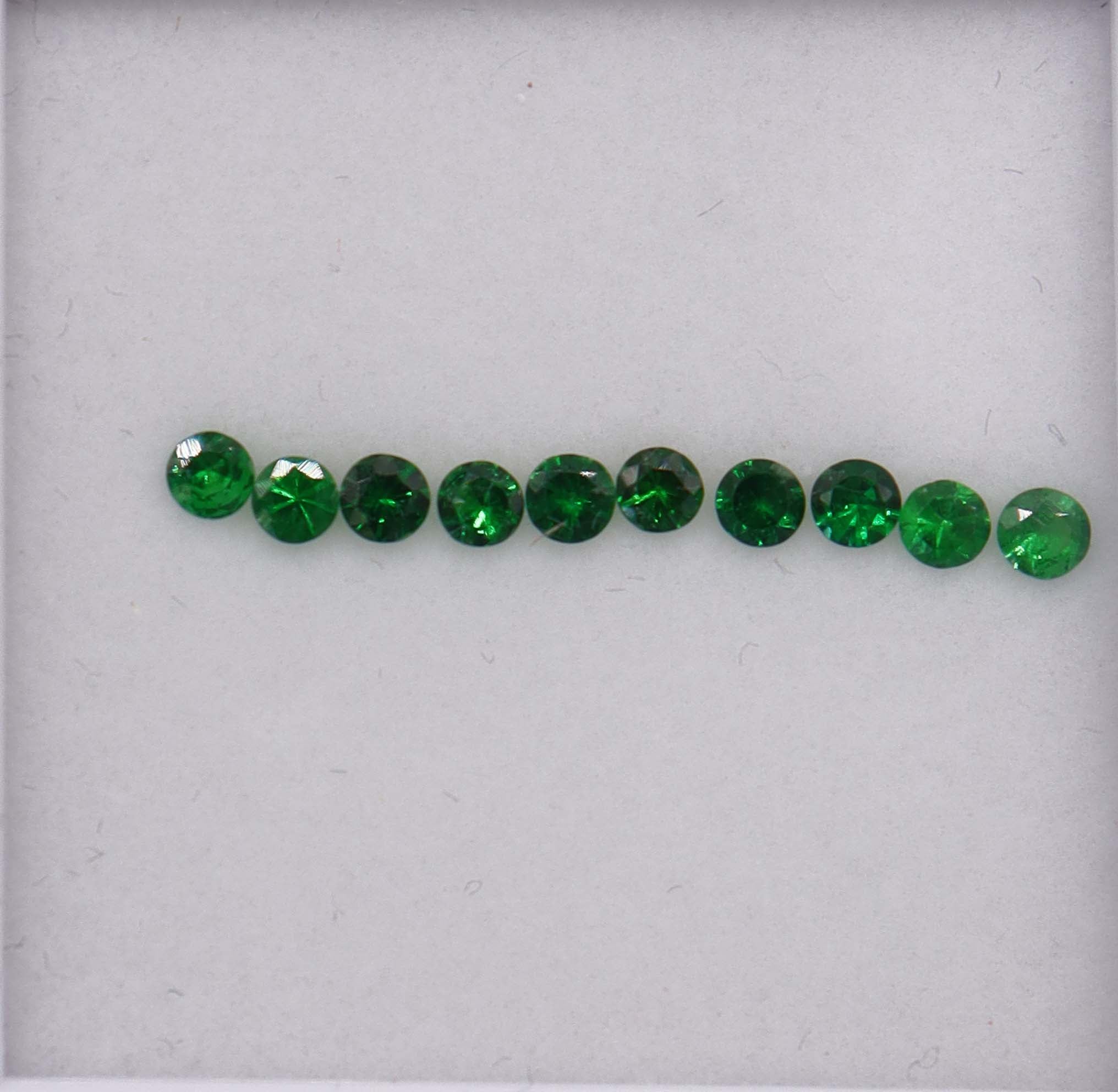 0.95ct Tsavorite round  melee 10pcs  DXBCS5878