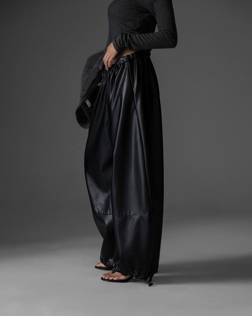 ELASTICATED WAIST BALOON LEATHER PANTS(بنطلون)