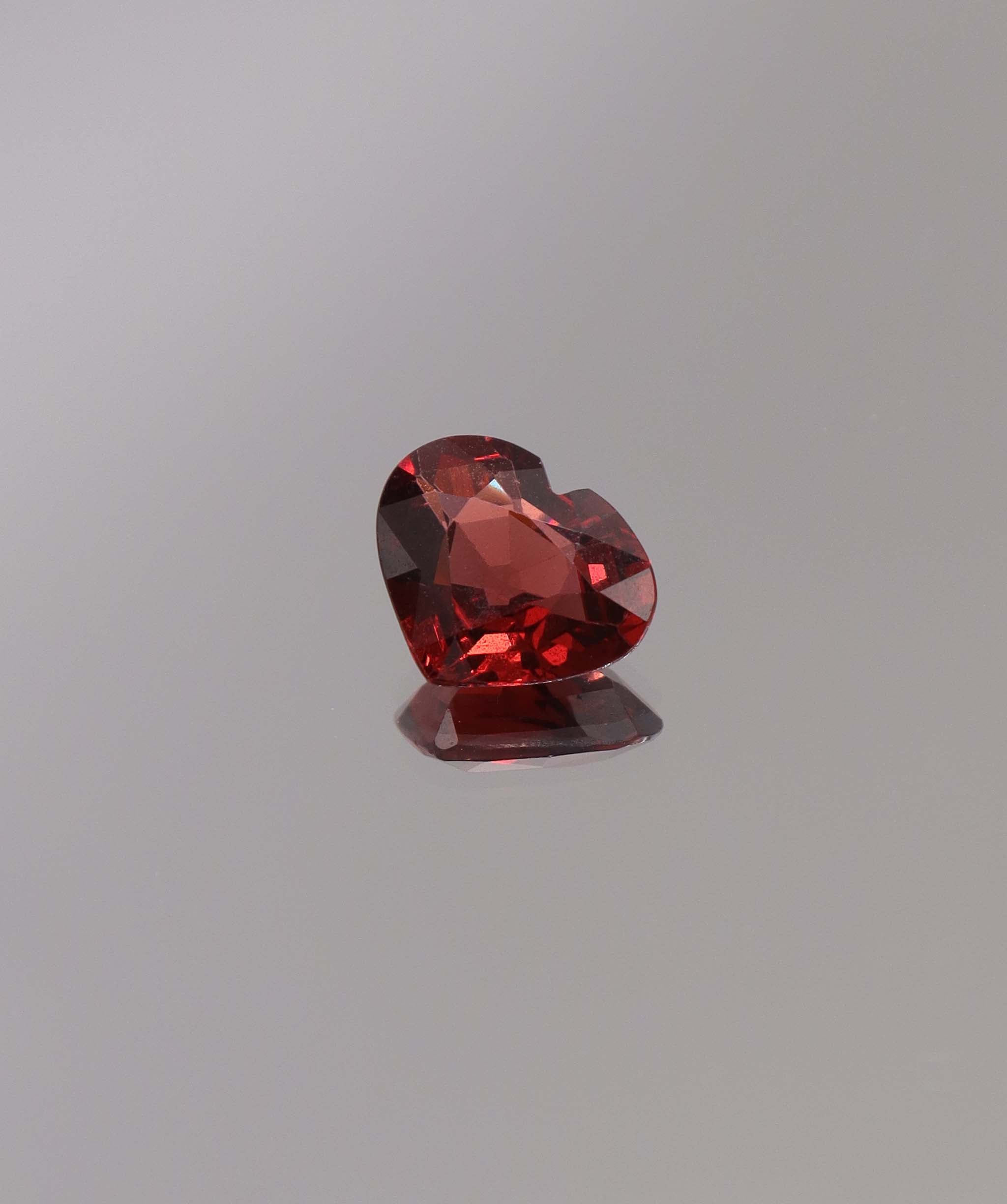 2.95ct  Garnet Heart  DXBCS1230