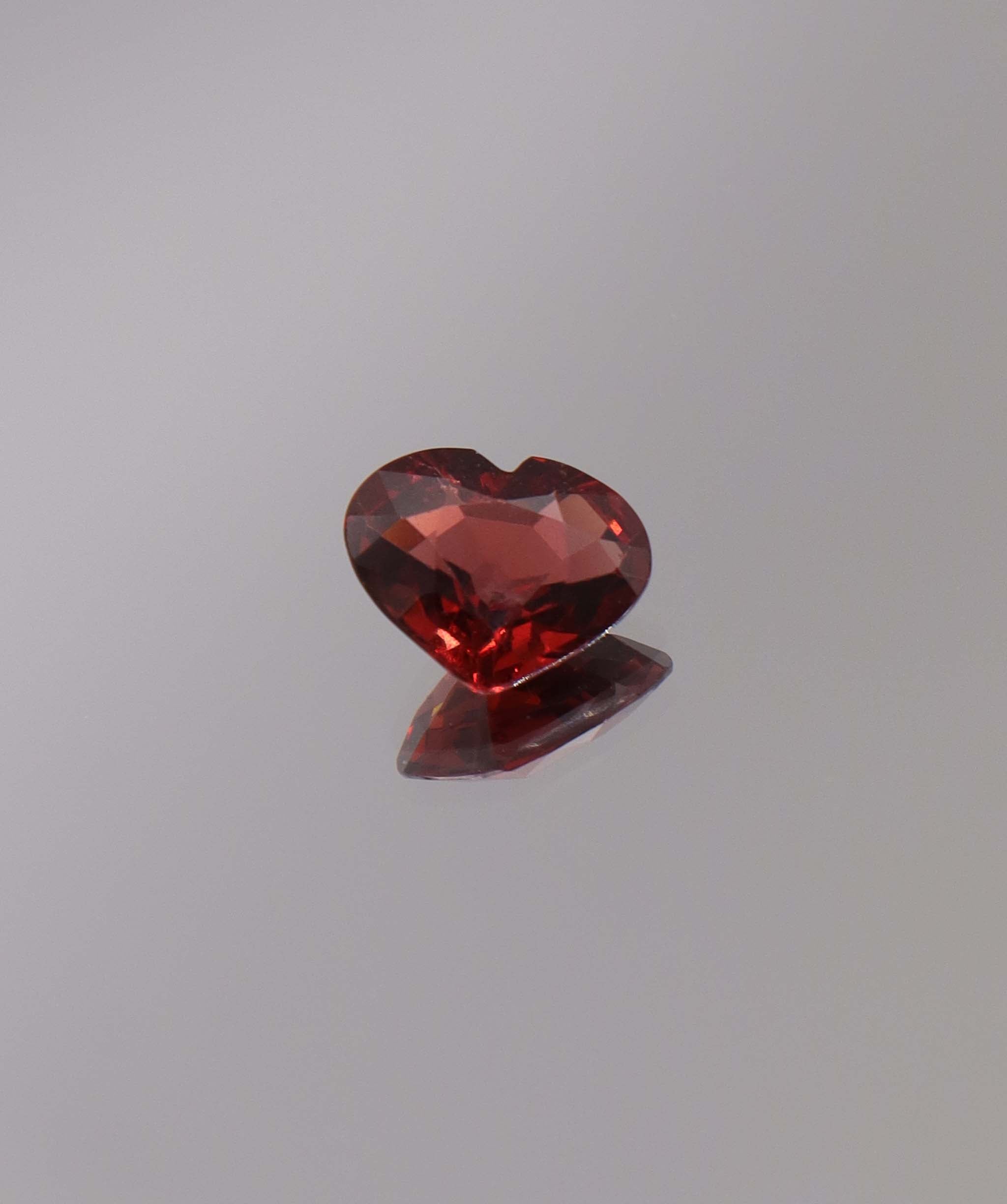 2.95ct  Garnet Heart  DXBCS1230