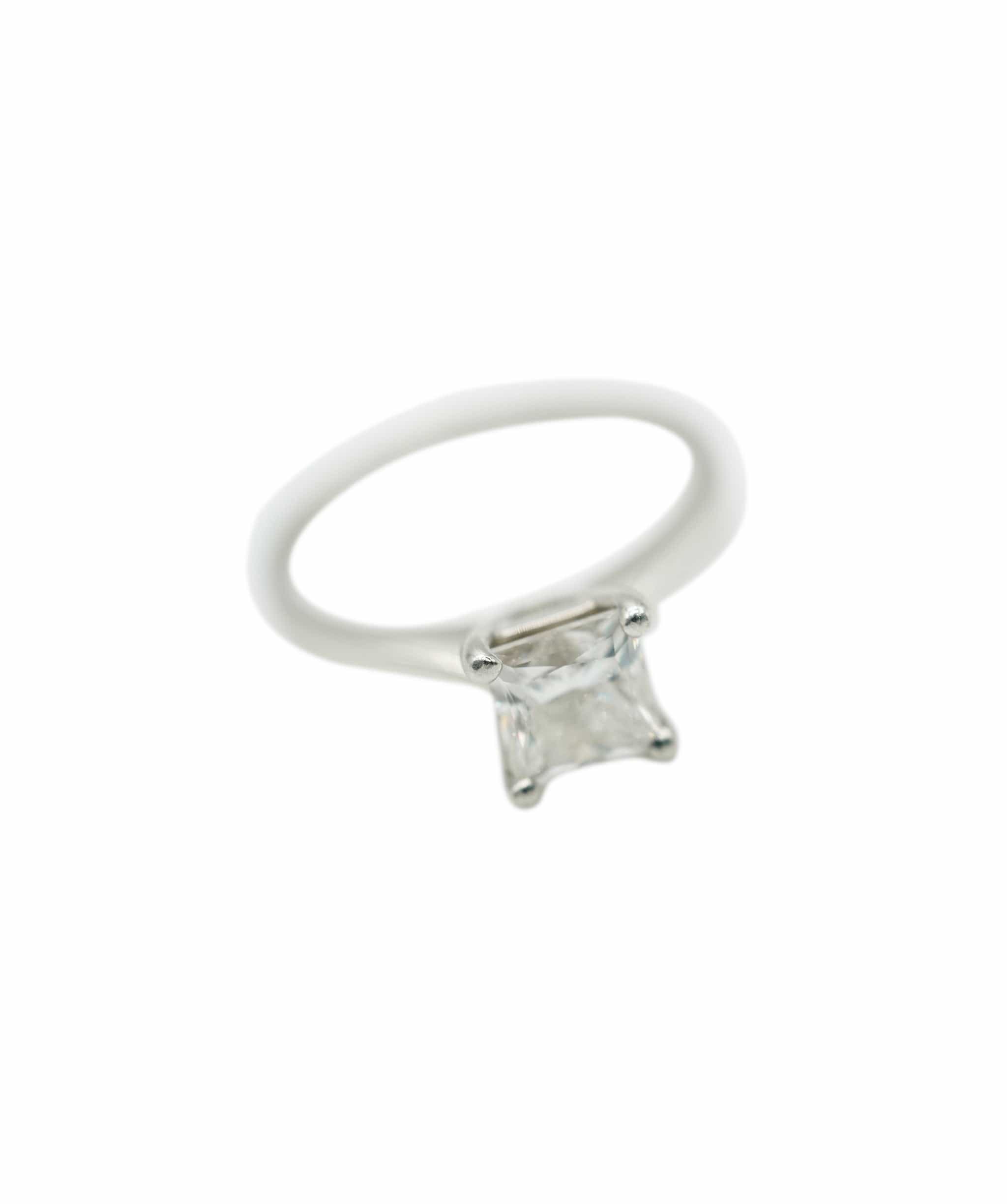 Luxury Promise Princess-cut diamond ring, apx 0.90ct, mounted in platinum Estimated grading: SI1 / H AHC 1039