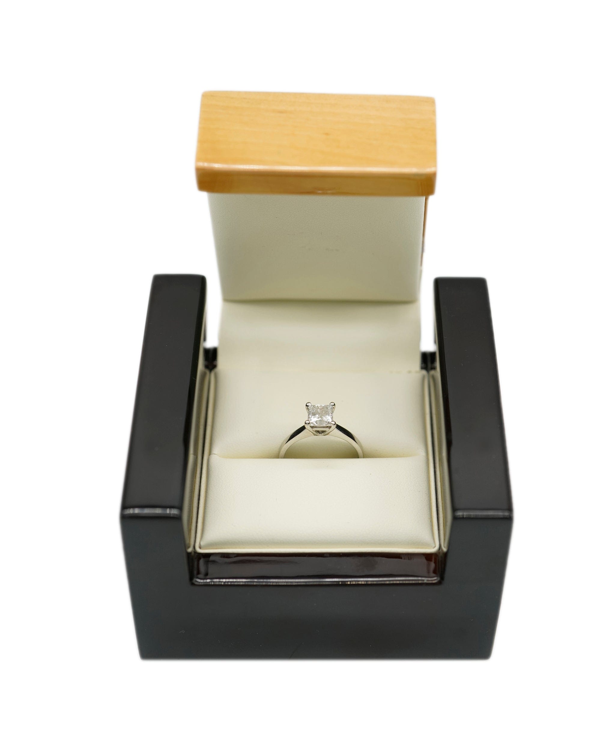 Luxury Promise Princess-cut diamond ring, apx 0.90ct, mounted in platinum Estimated grading: SI1 / H AHC 1039